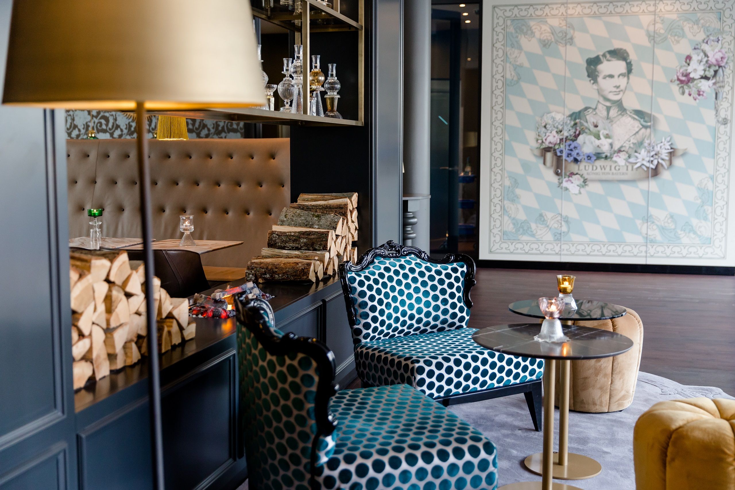 Hotel München Sendlinger Tor Motel One Sessel in lichtdurchfluteter Lounge