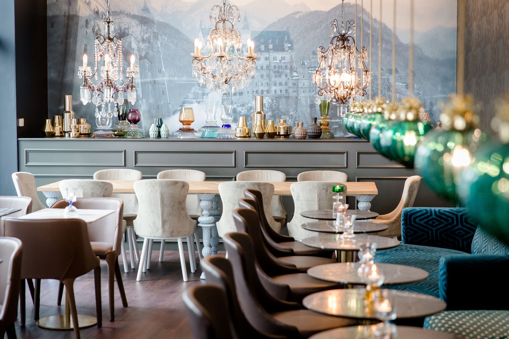 Designhotel München Sendlinger Tor Motel One heller Essbereich mit mehreren Tischen und Stühlen