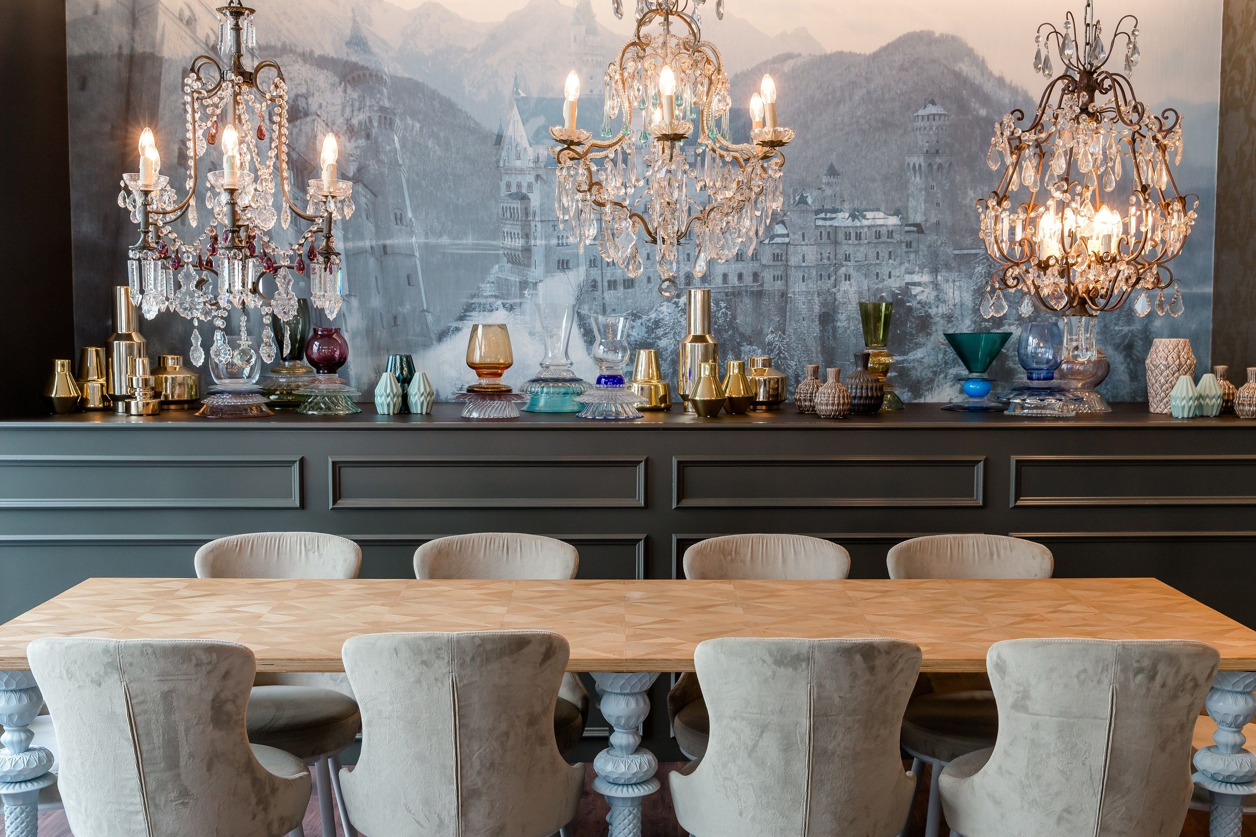 Hotel München Sendlinger Tor Motel One langer Tisch mit acht Stühlen in prunkvoll eingerichtetem, hellem Raum