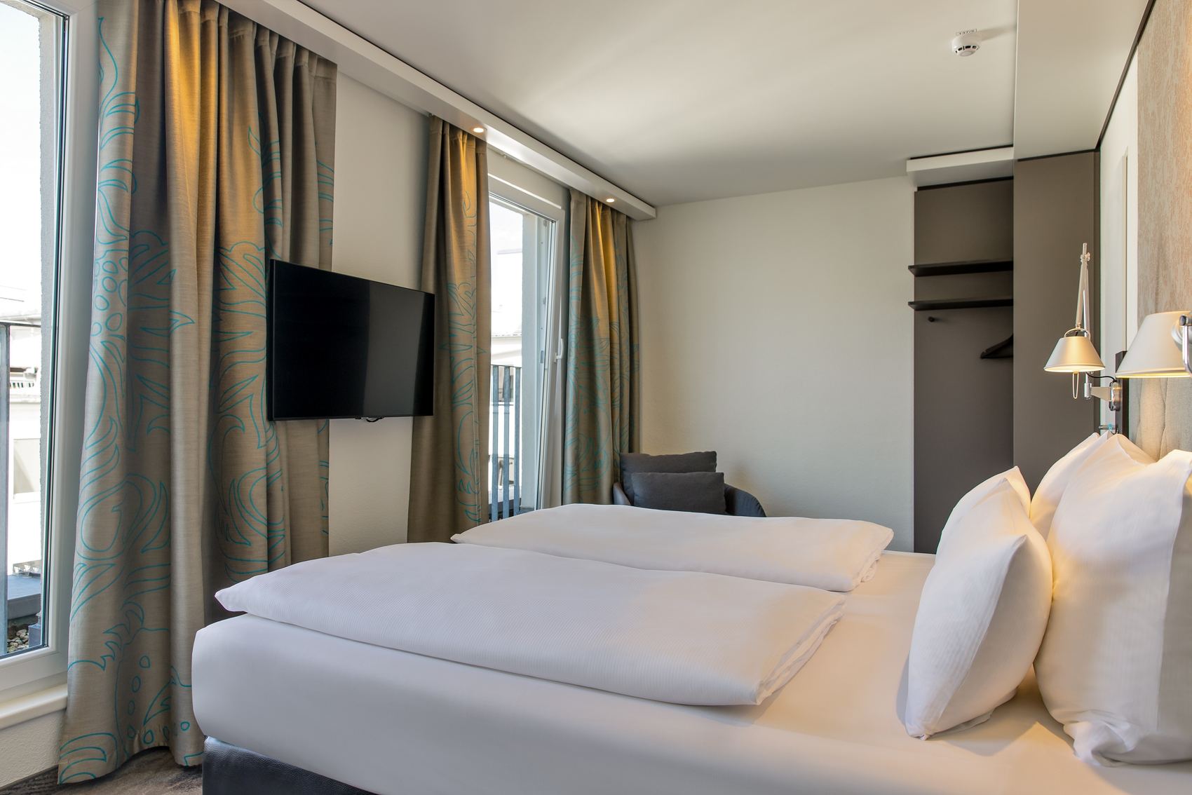 Hotel München Sendlinger Tor Motel One Zimmer mit Doppelbett, Fernseher und Balkon