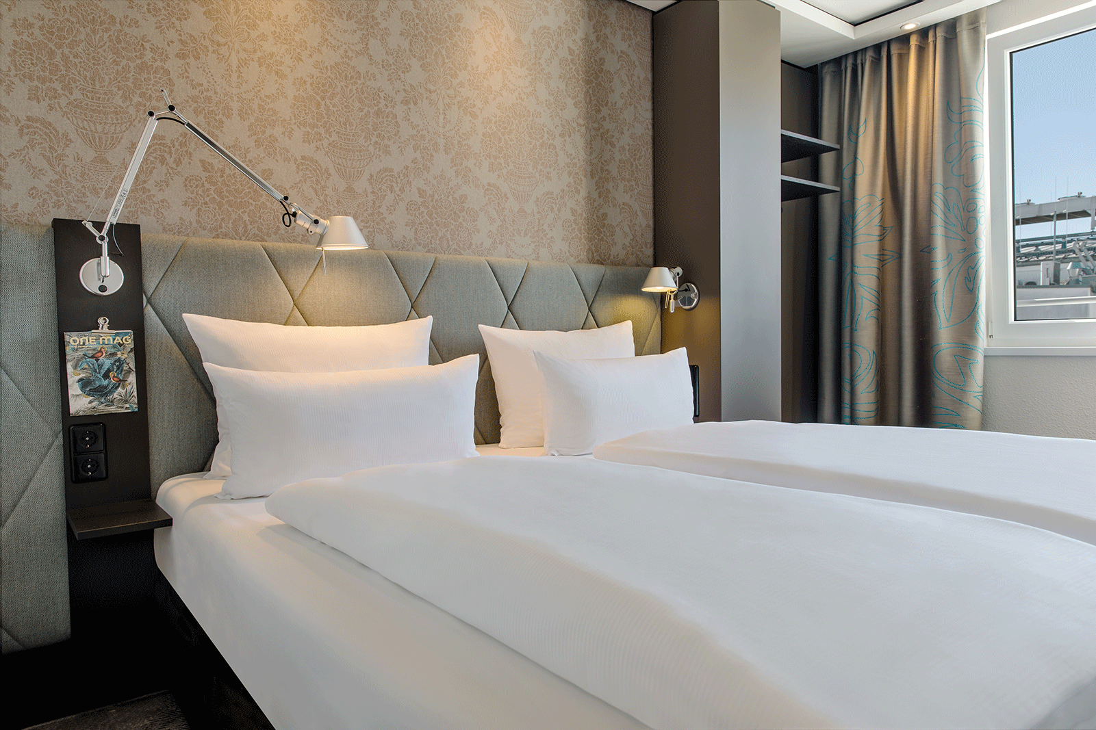 Designhotel München Sendlinger Tor Motel One Blick auf komfortables Doppelbett