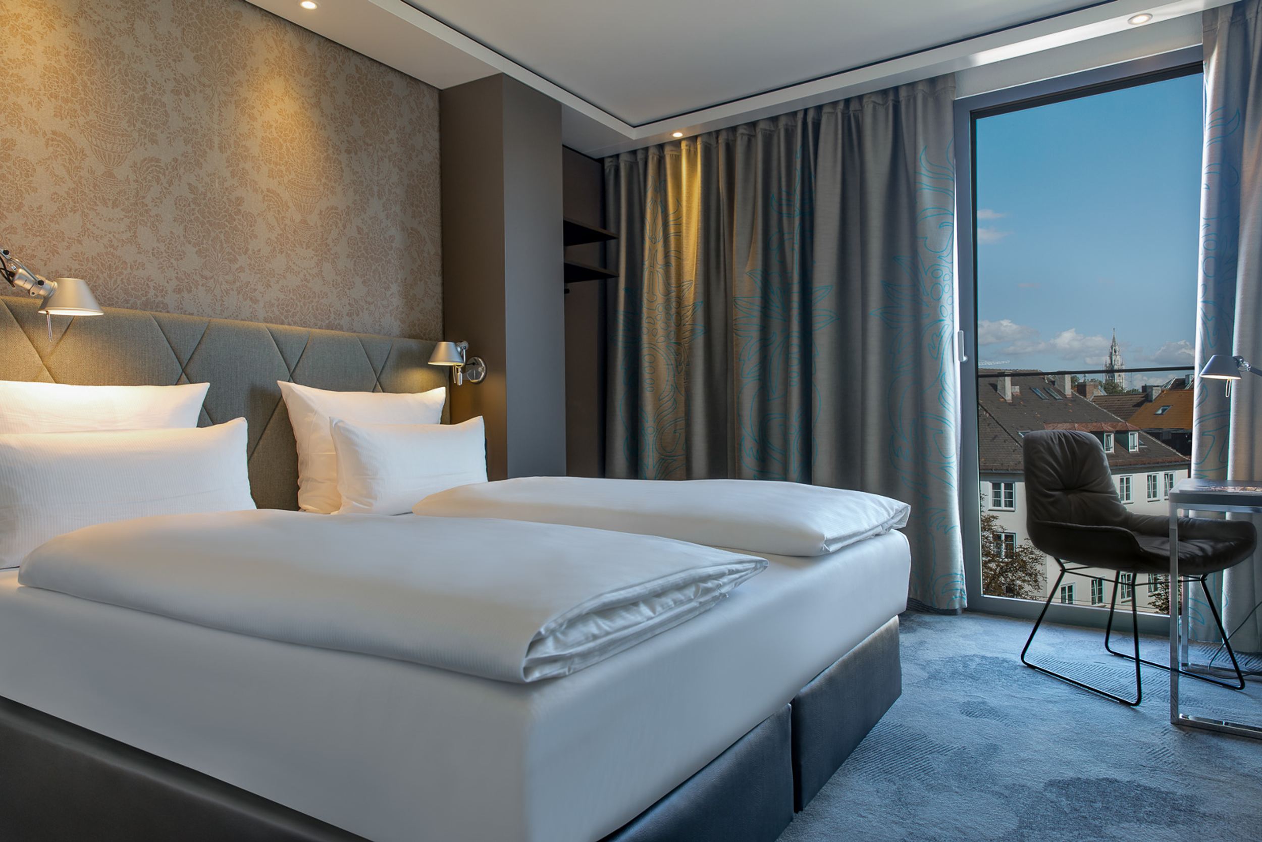 Designhotel München Sendlinger Tor Motel One helles Doppelzimmer mit Aussicht über die Stadt