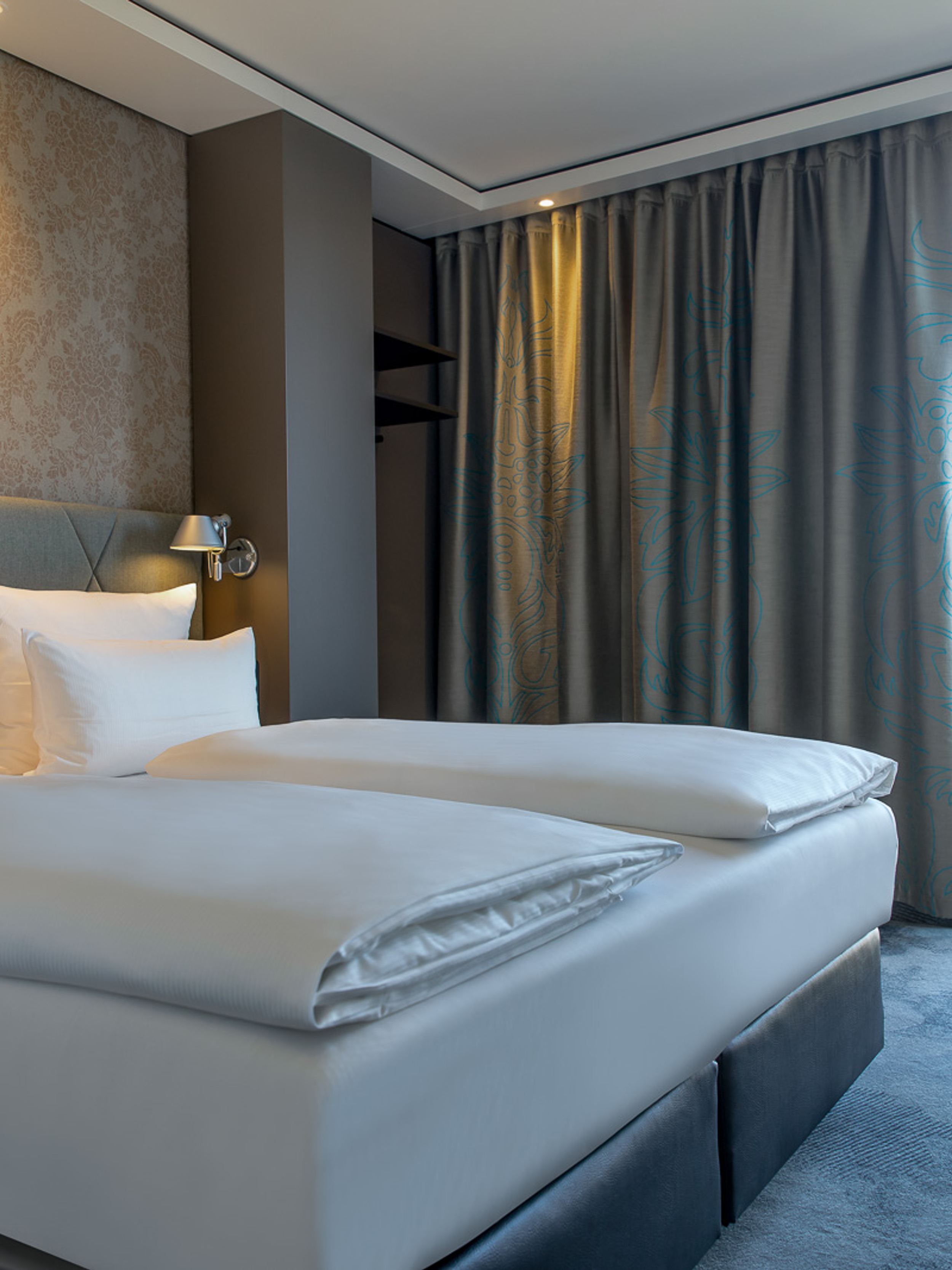 Designhotel München Sendlinger Tor Motel One helles Doppelzimmer mit Aussicht über die Stadt