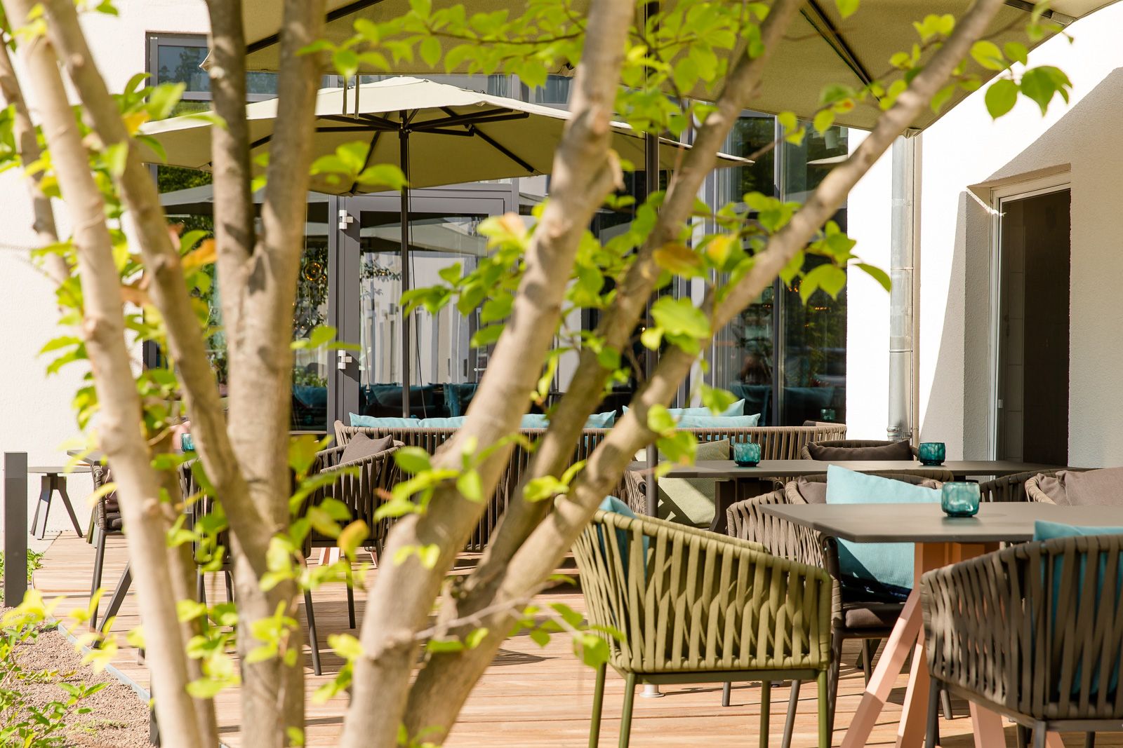 Hotel München Westend Motel One sonnige Terrasse mit mehreren Sitzgelegenheiten