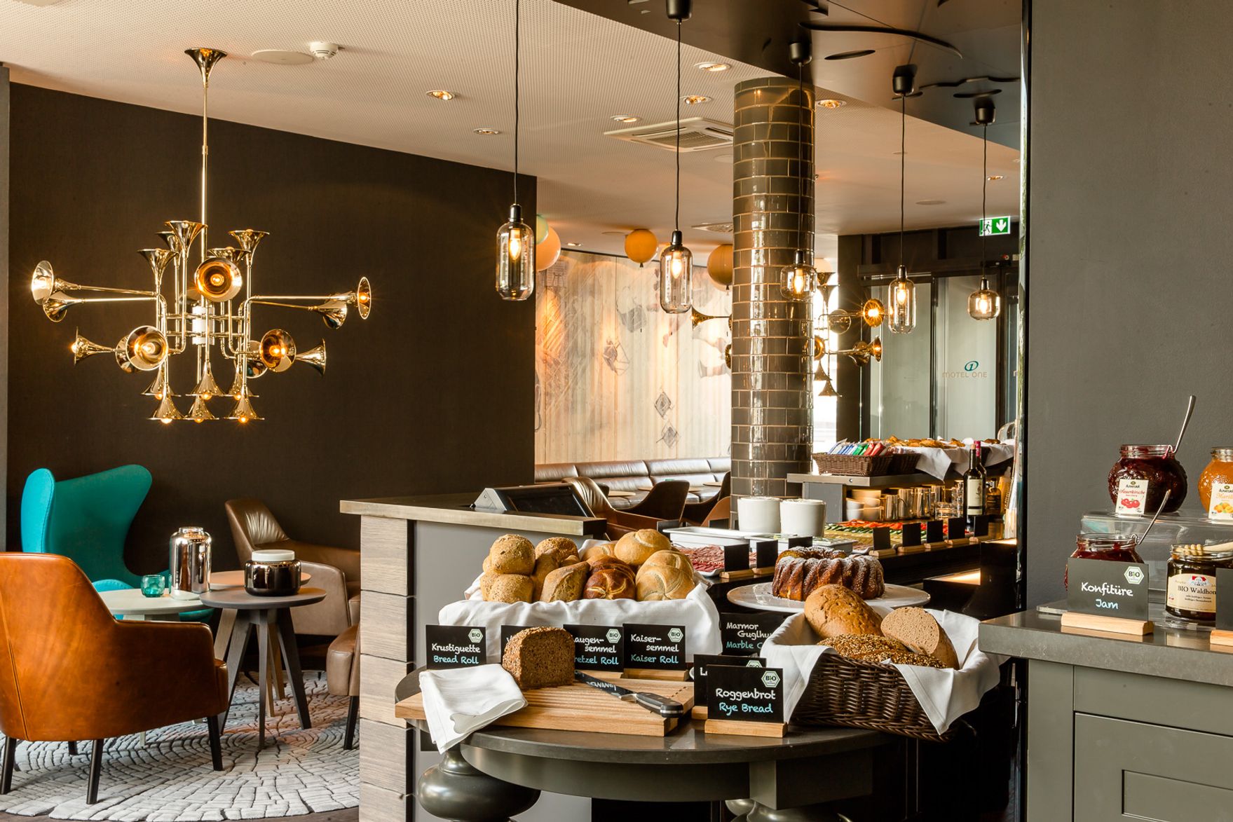 Hotel München Westend Motel One Frühstück Buffet und Sitzgelegenheiten