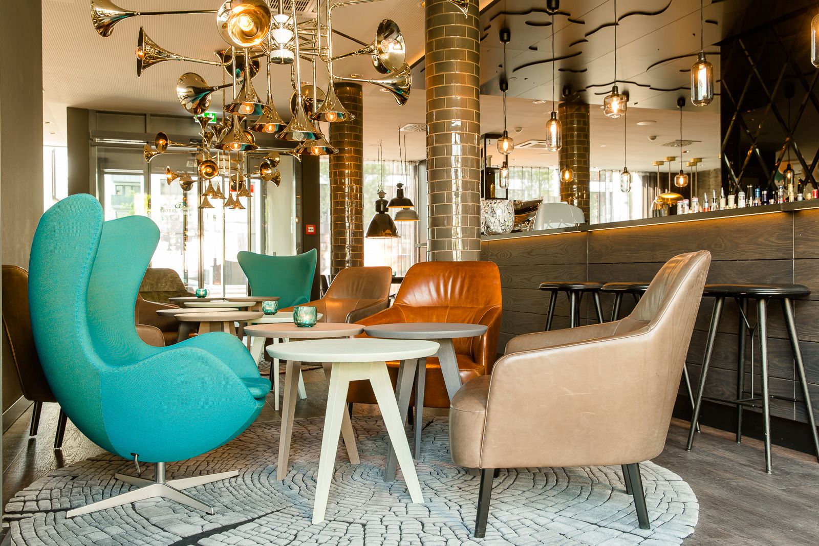 Hotel München Westend Motel One helle Lounge mit Sesseln neben Bar