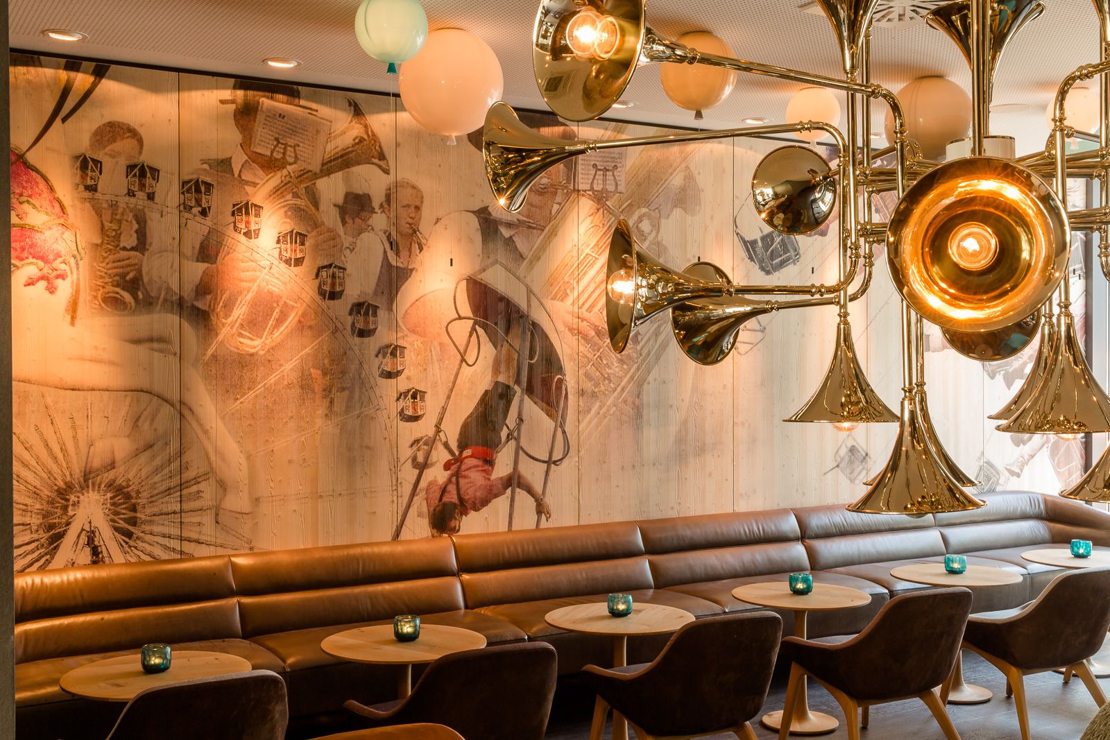 Hotel München Westend Motel One mehrere Sitzgelegenheiten