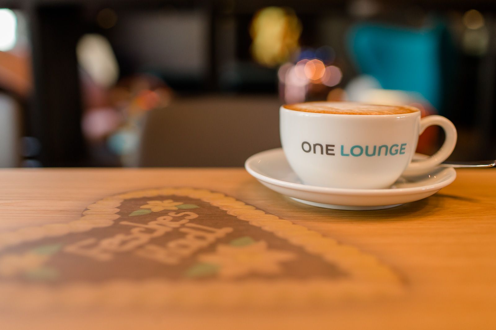 Hotel München Westend Motel One Nahaufnahme auf Kaffeetasse mit der Aufschrift One Lounge