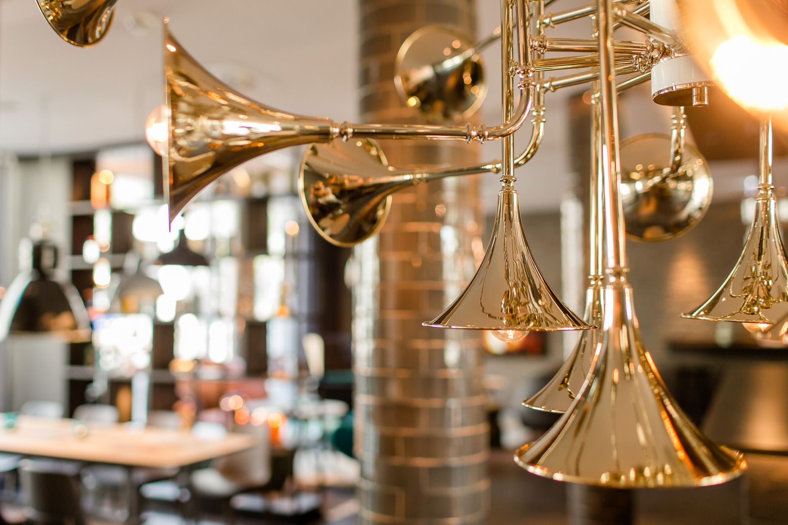 Designhotel München Westend Motel One Nahaufnahme Trompetenlampe in heller Lounge