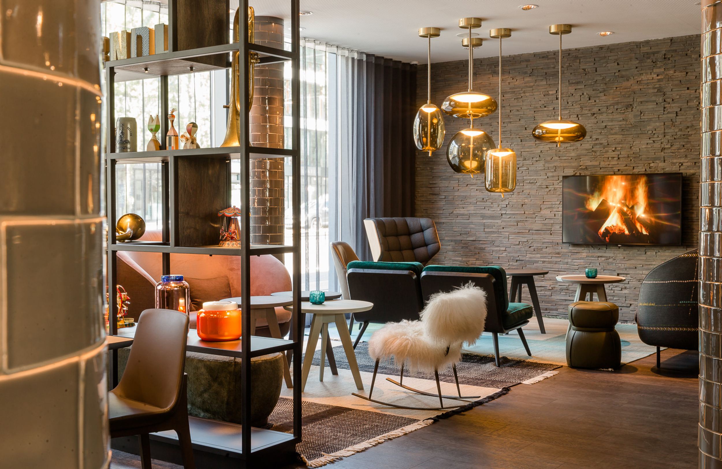 Designhotel München Westend Motel One Lounge mit mehreren Sesseln zum Verweilen