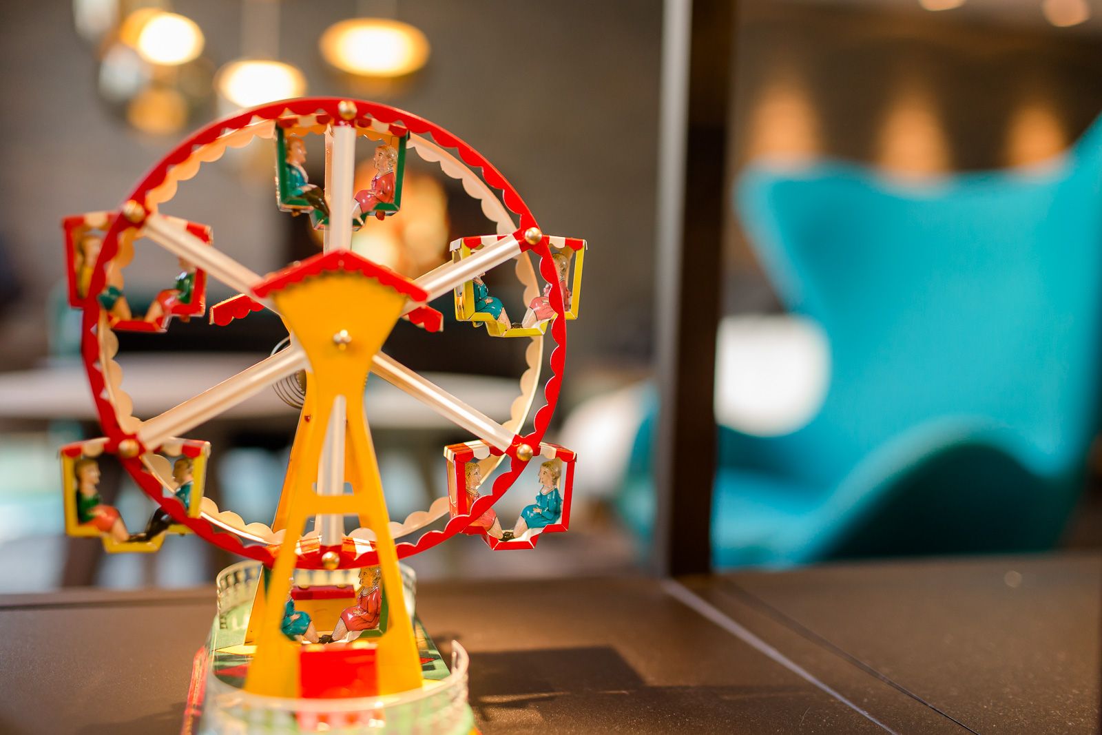 Designhotel München Westend Motel One Nahaufnahme kleines Riesenrad als Dekoration