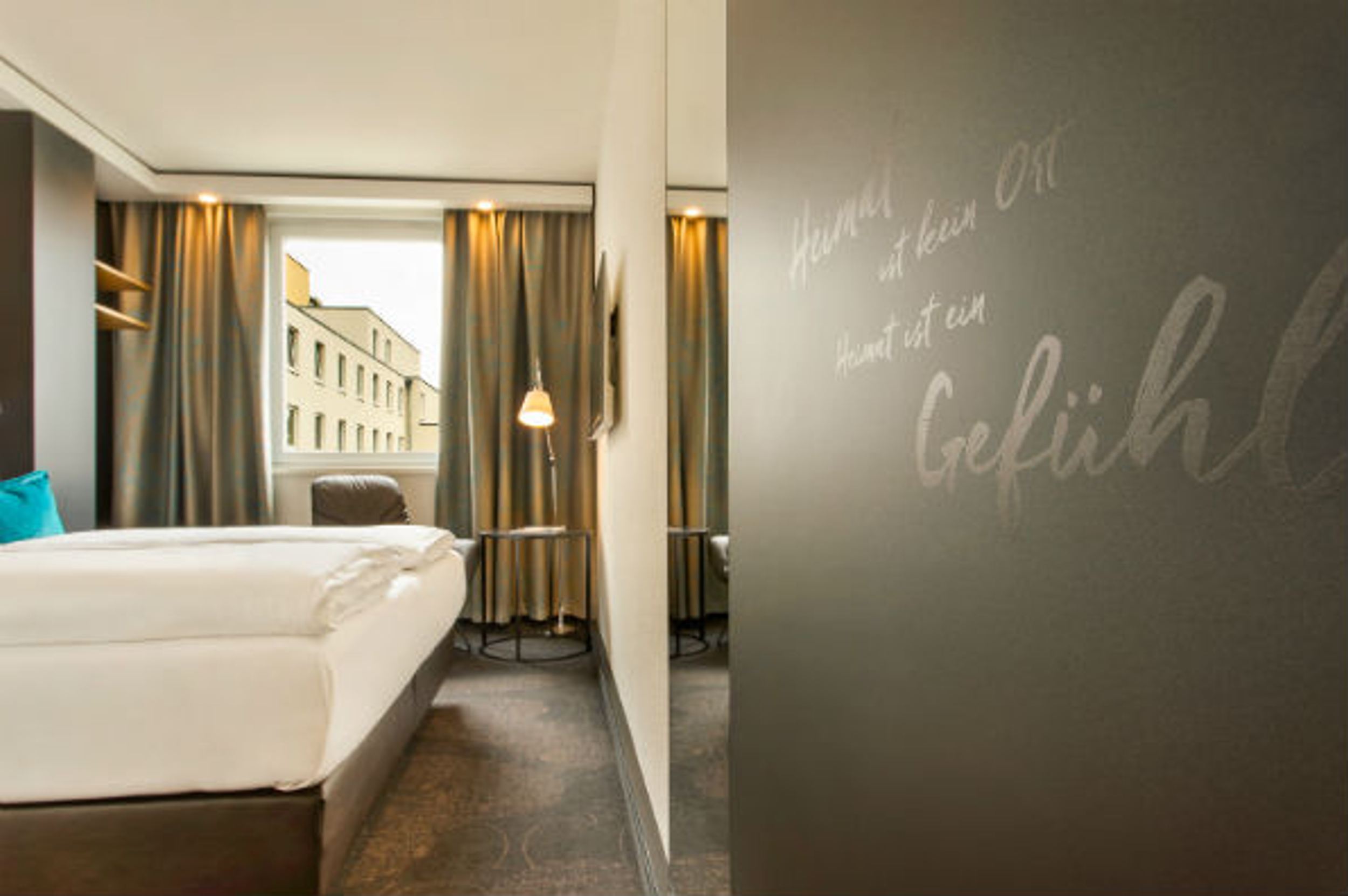 Designhotel München Westend Motel One Blick in helles Hotelzimmer hinein