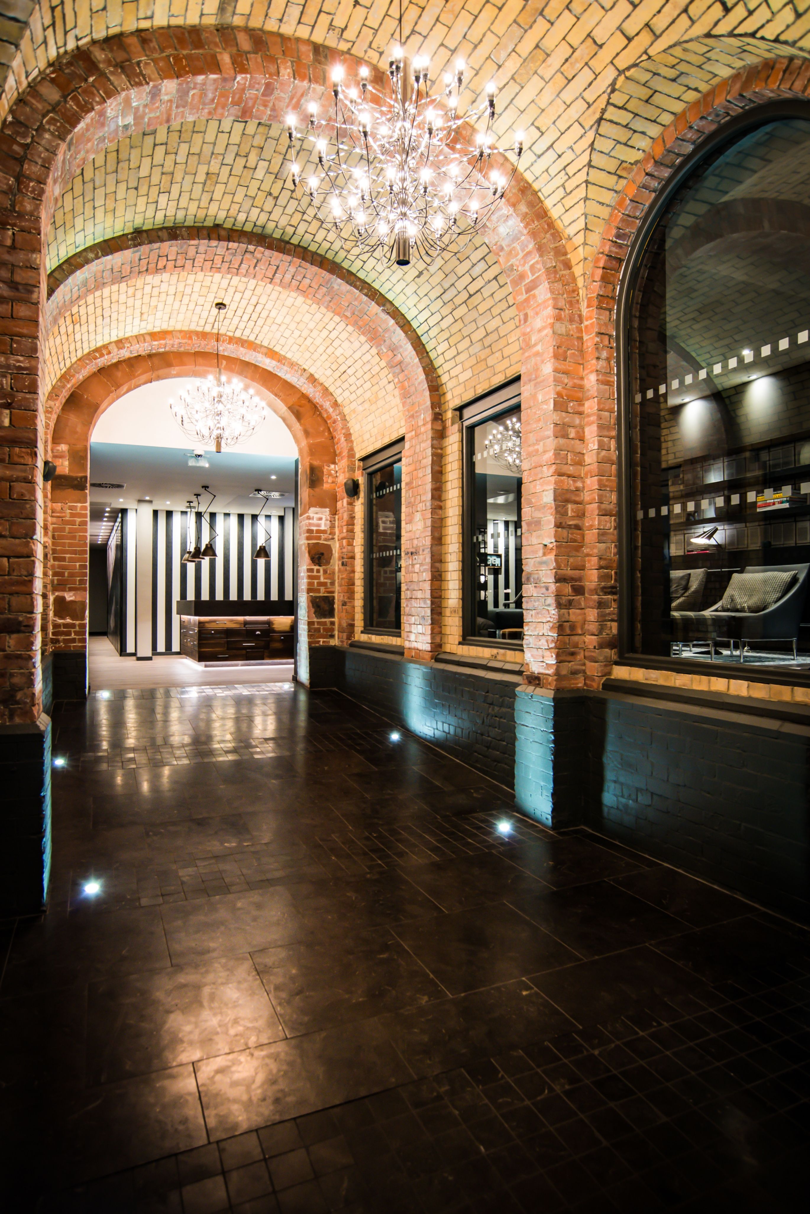 Hotel Newcastle Motel One langer Gang zu Hoteleingang