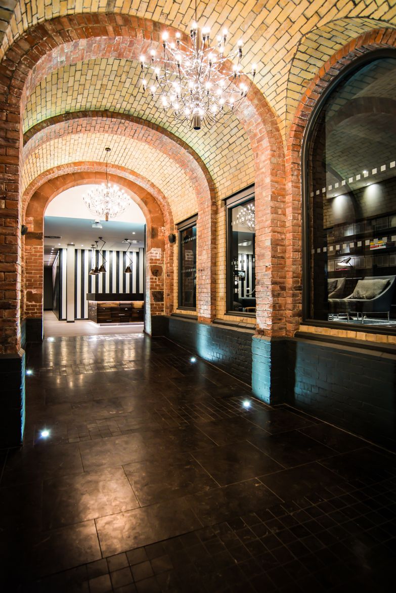 Hotel Newcastle Motel One langer Gang zu Hoteleingang