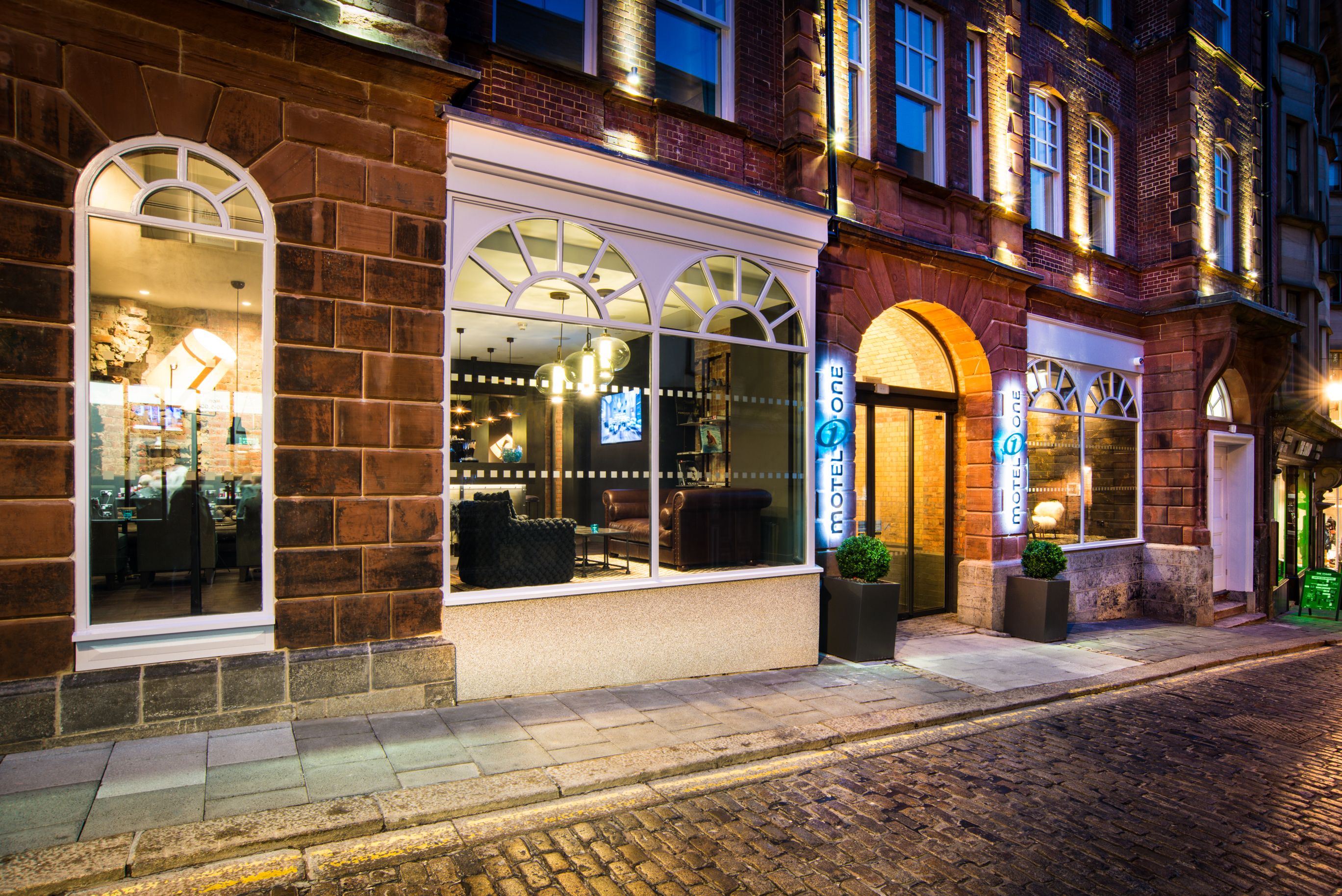 Hotel Newcastle Motel One Fassade Eingangsbereich mit Logo