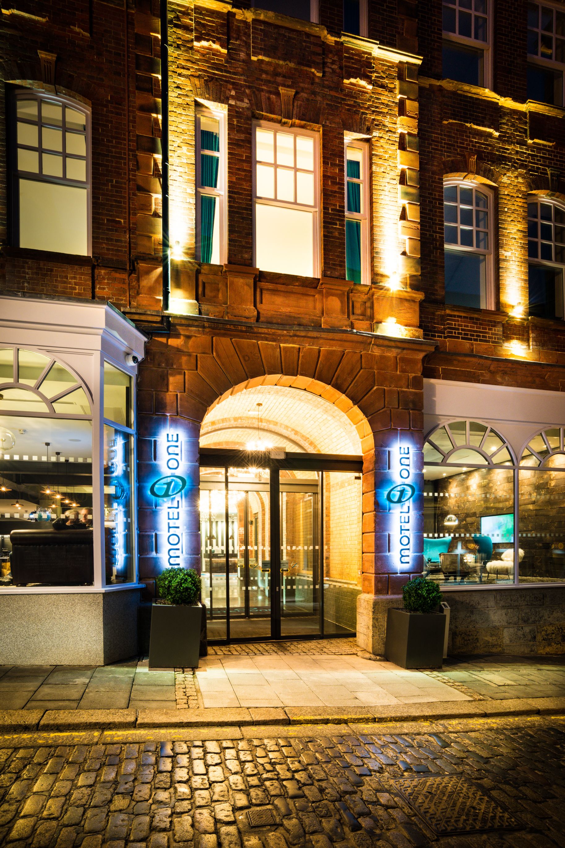 Hotel Newcastle Motel One Eingangstür bei Abend