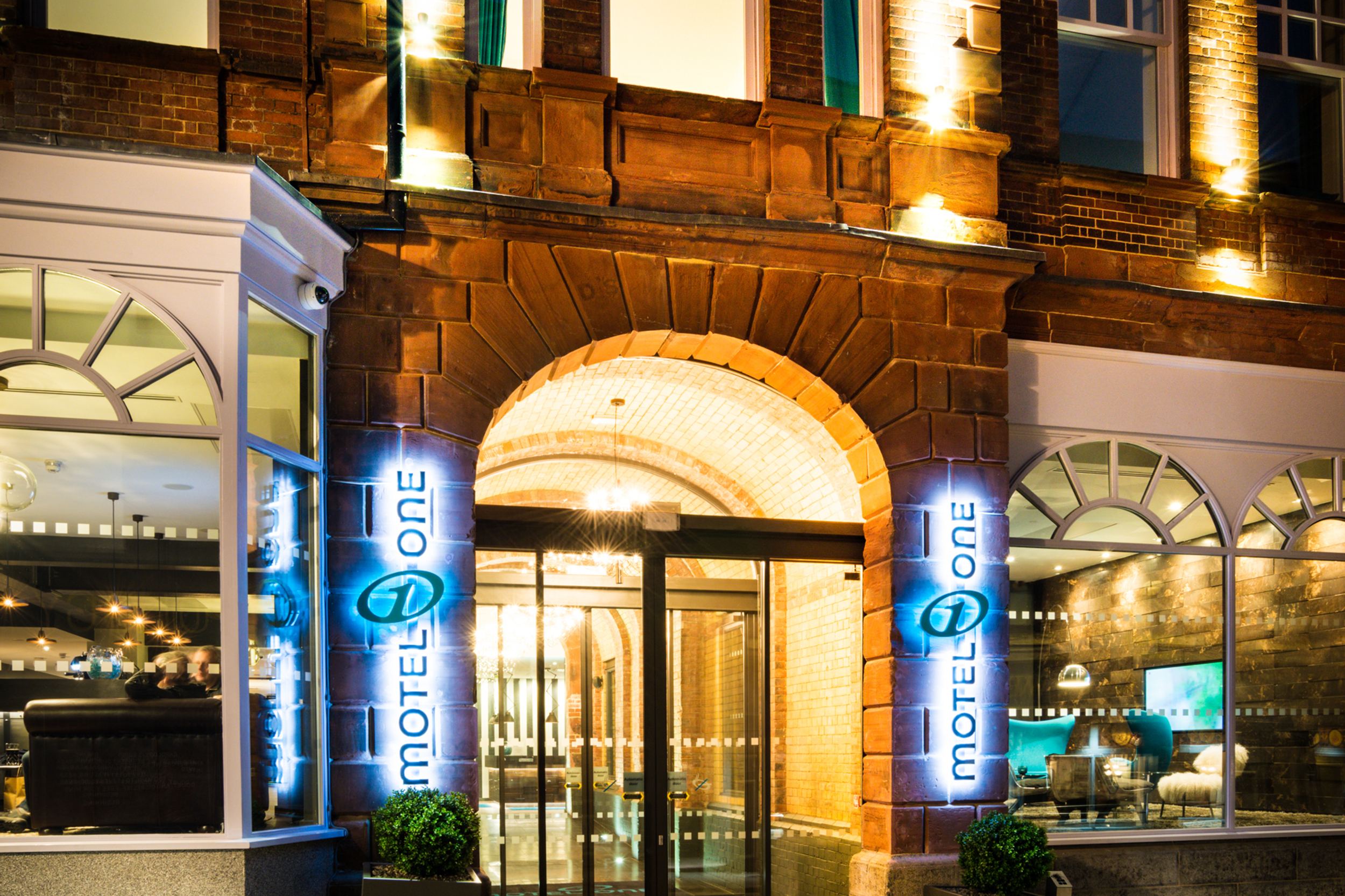 hotel Newcastle Motel One entrance at night