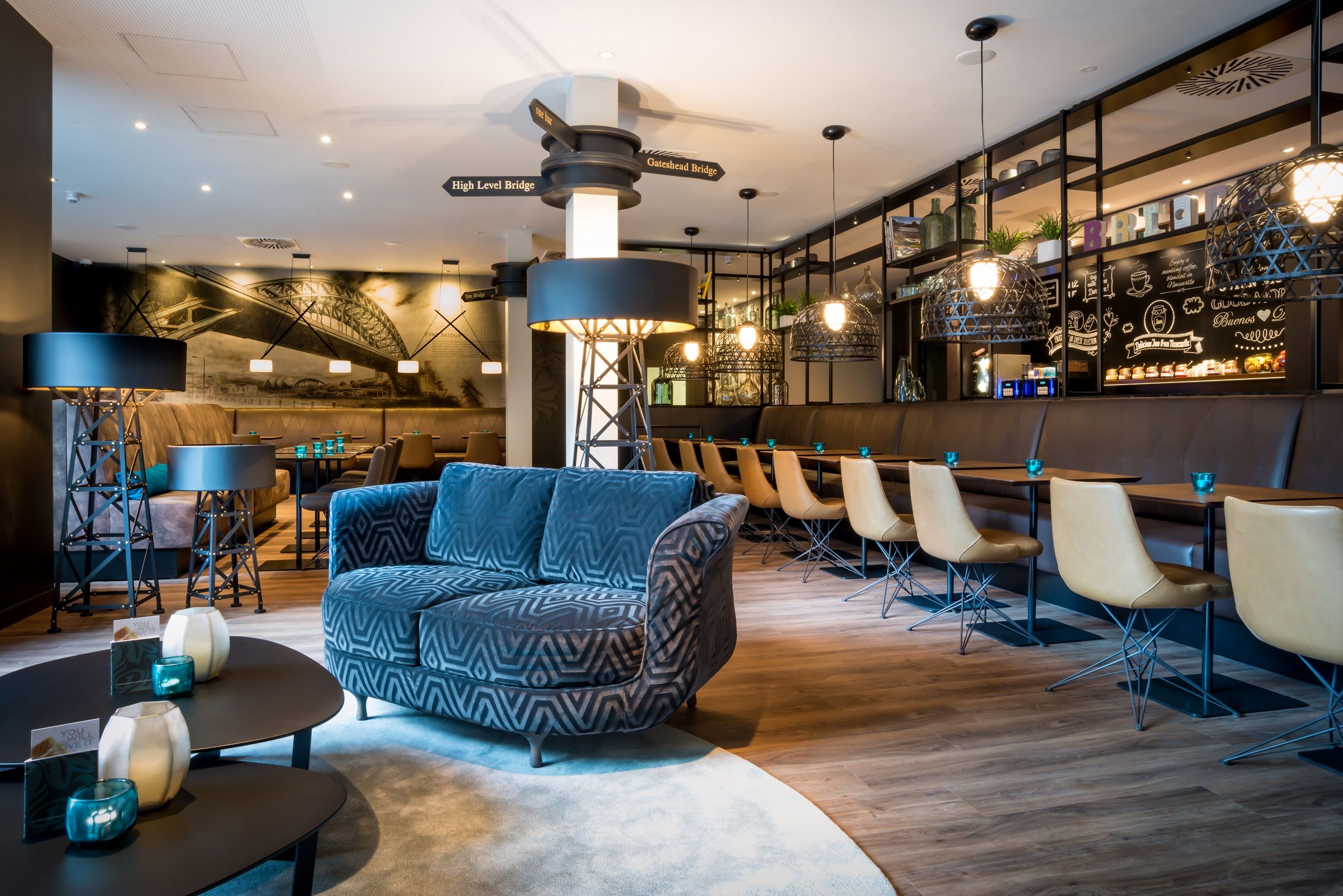Hotel Newcastle Motel One mehrere Sitzgelegenheiten in hellem Raum