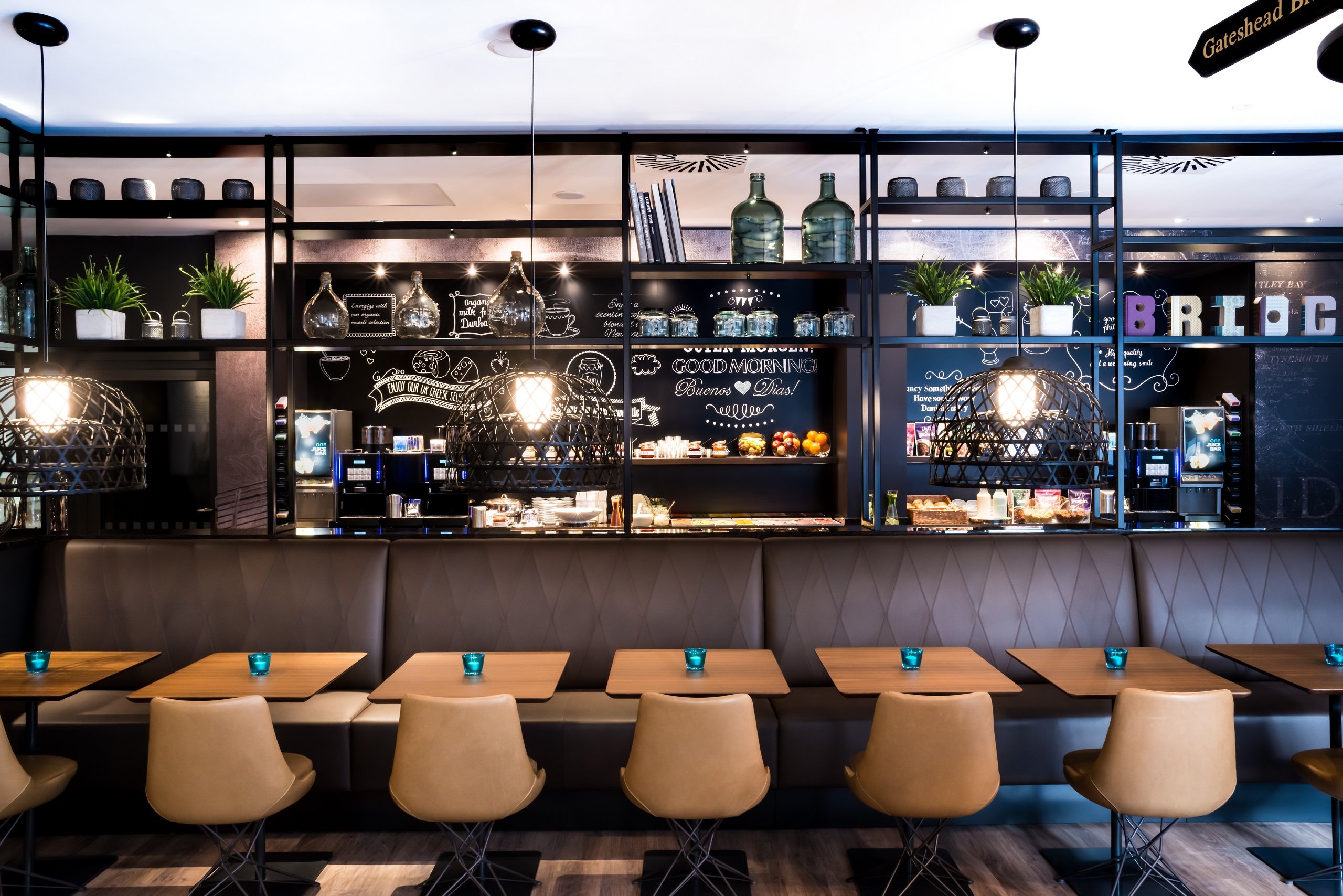 Hotel Newcastle Motel One Frühstücksraum mit Sitzgelegenheiten und Buffet