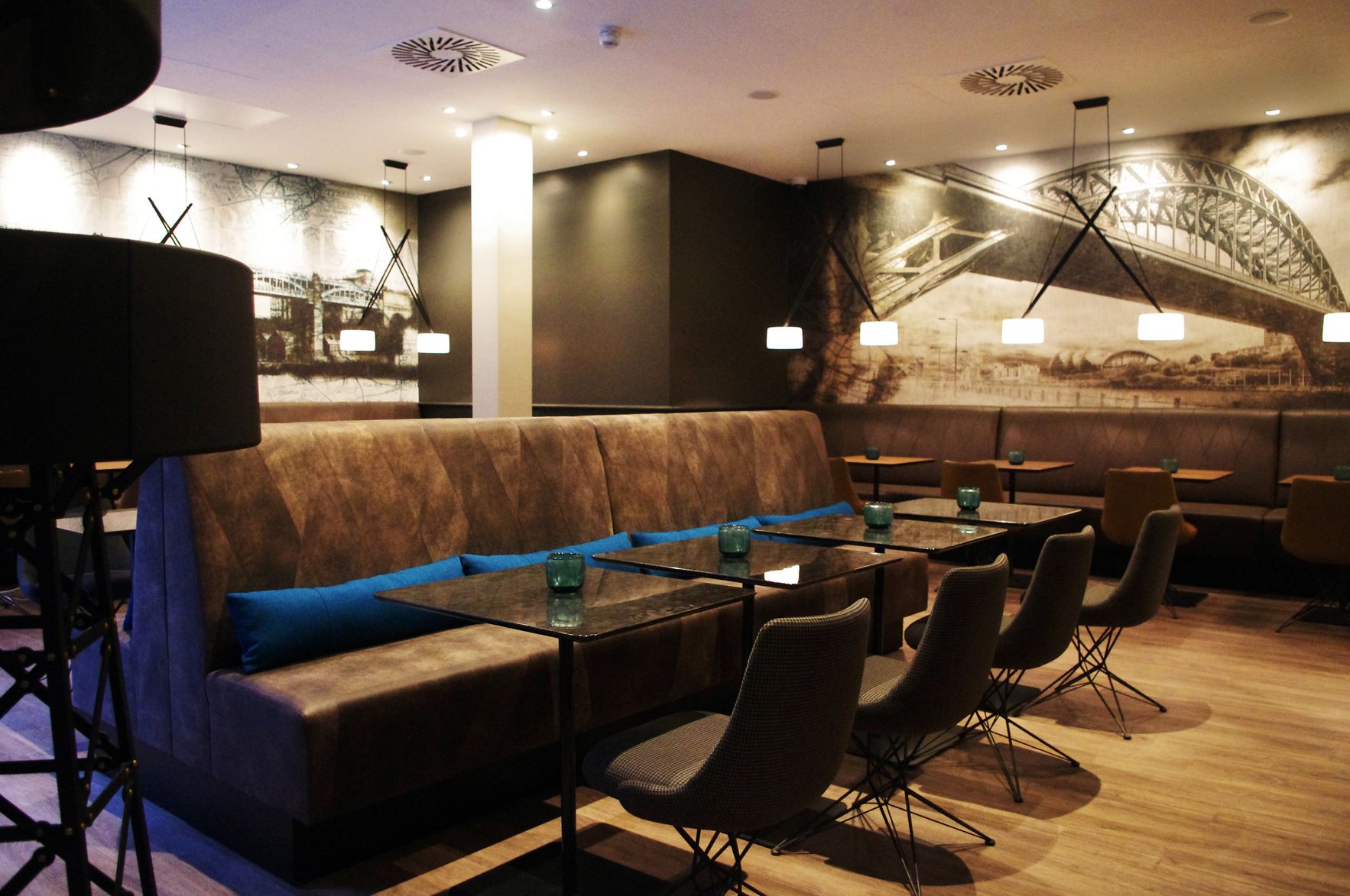 Designhotel Newcastle Motel One Frühstücksraum mit Tischen und Stühlen