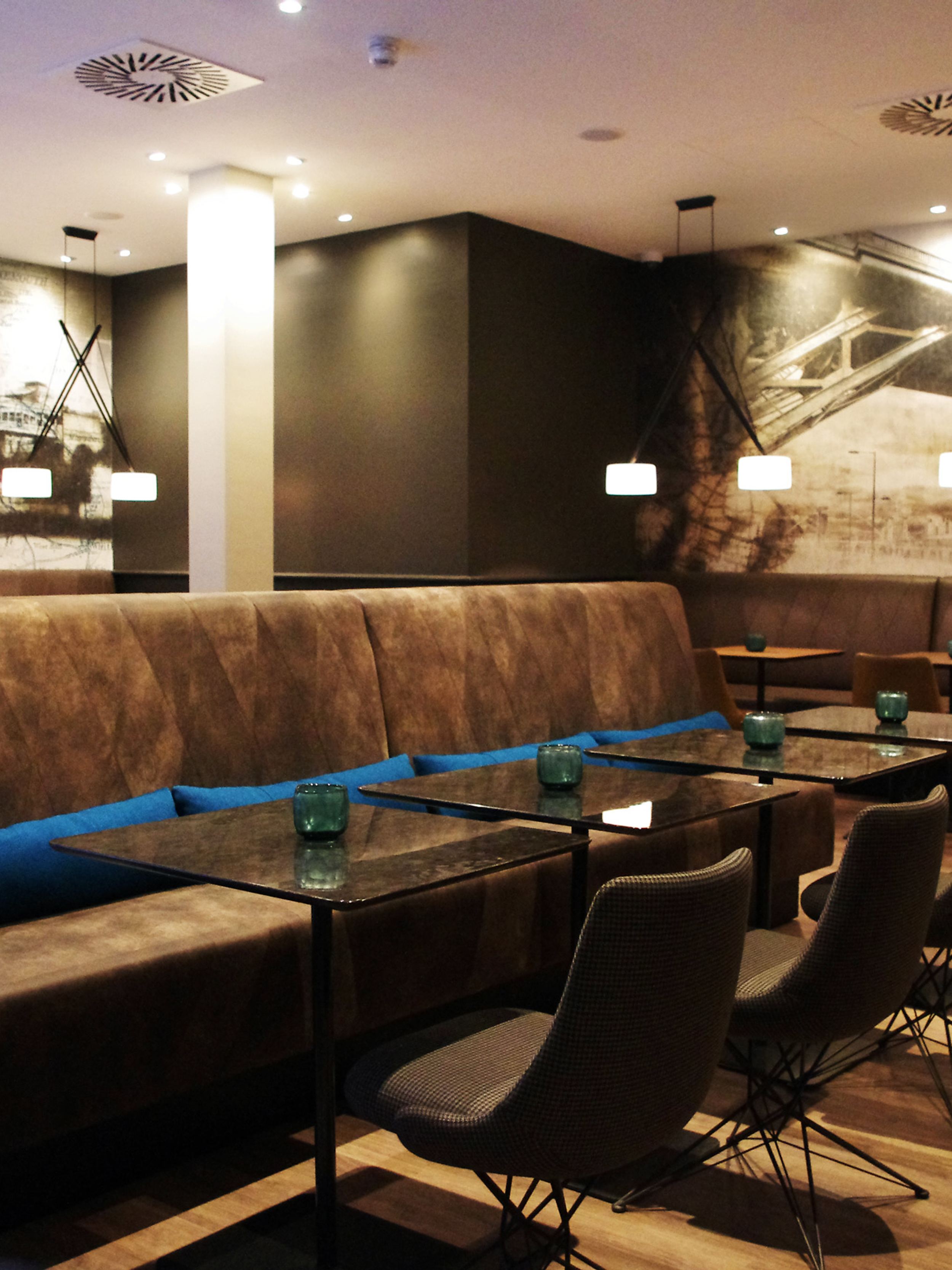 designhotel Newcastle Motel One breakfast room with tables and chairs