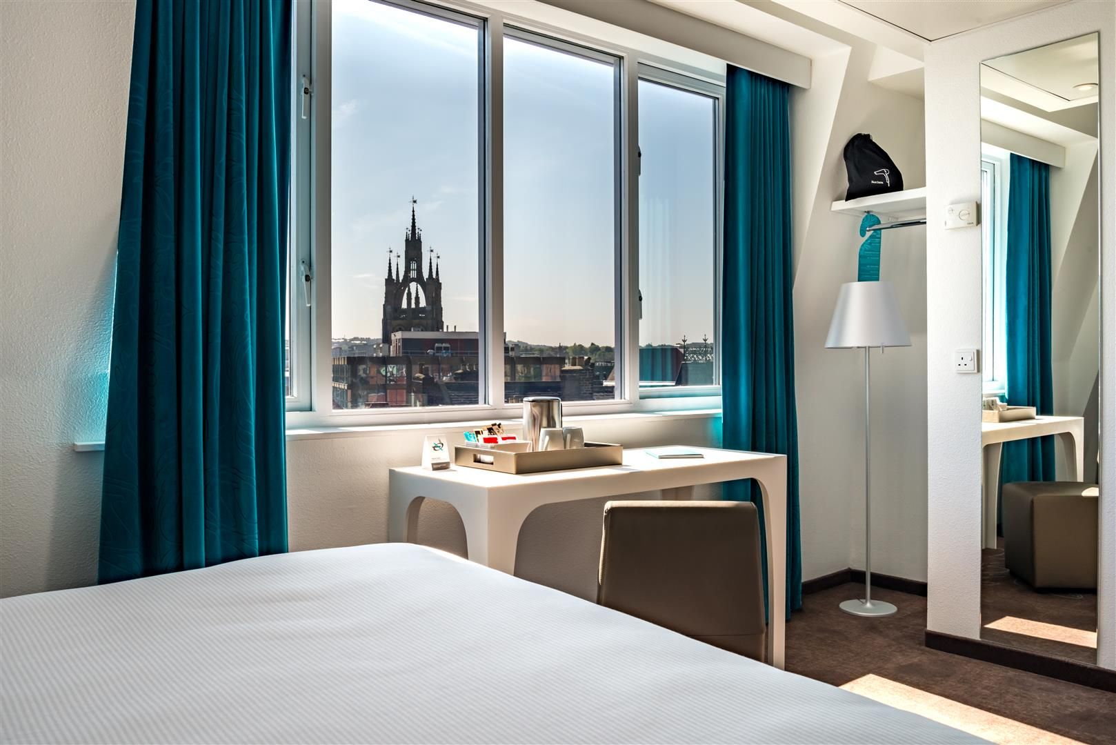 Designhotel Newcastle Motel One Zimmer mit Sonneneinstrahlung und Ausblick auf die Stadt