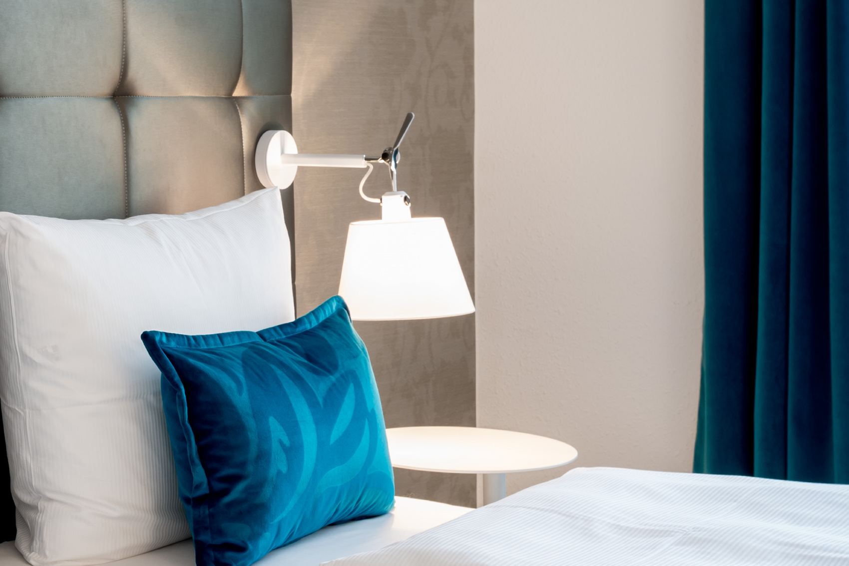 Designhotel Newcastle Motel One komfortables Bett mit Zierkissen