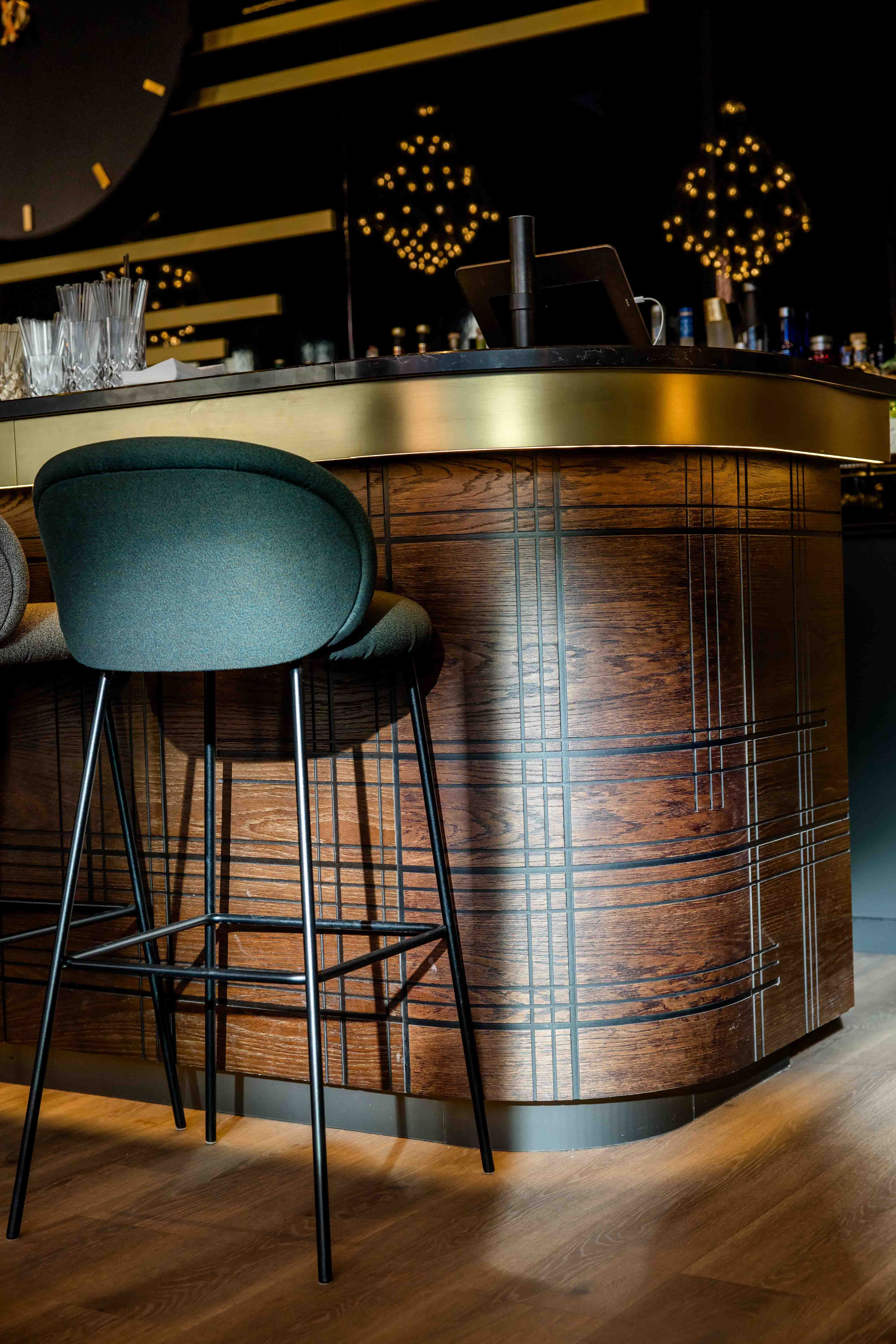 Designhotel Nürnberg City Motel One Bar Nahaufnahme Barhocker an der Bar