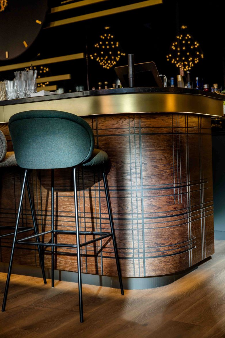 Designhotel Nürnberg City Motel One Bar Nahaufnahme Barhocker an der Bar