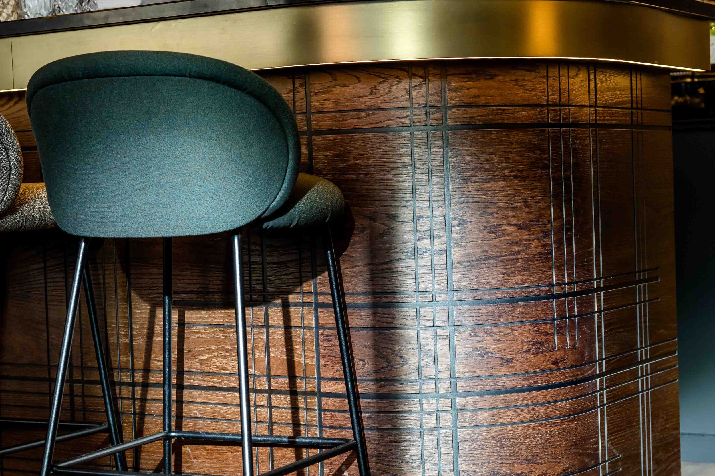 Designhotel Nürnberg City Motel One Bar Nahaufnahme Barhocker an der Bar