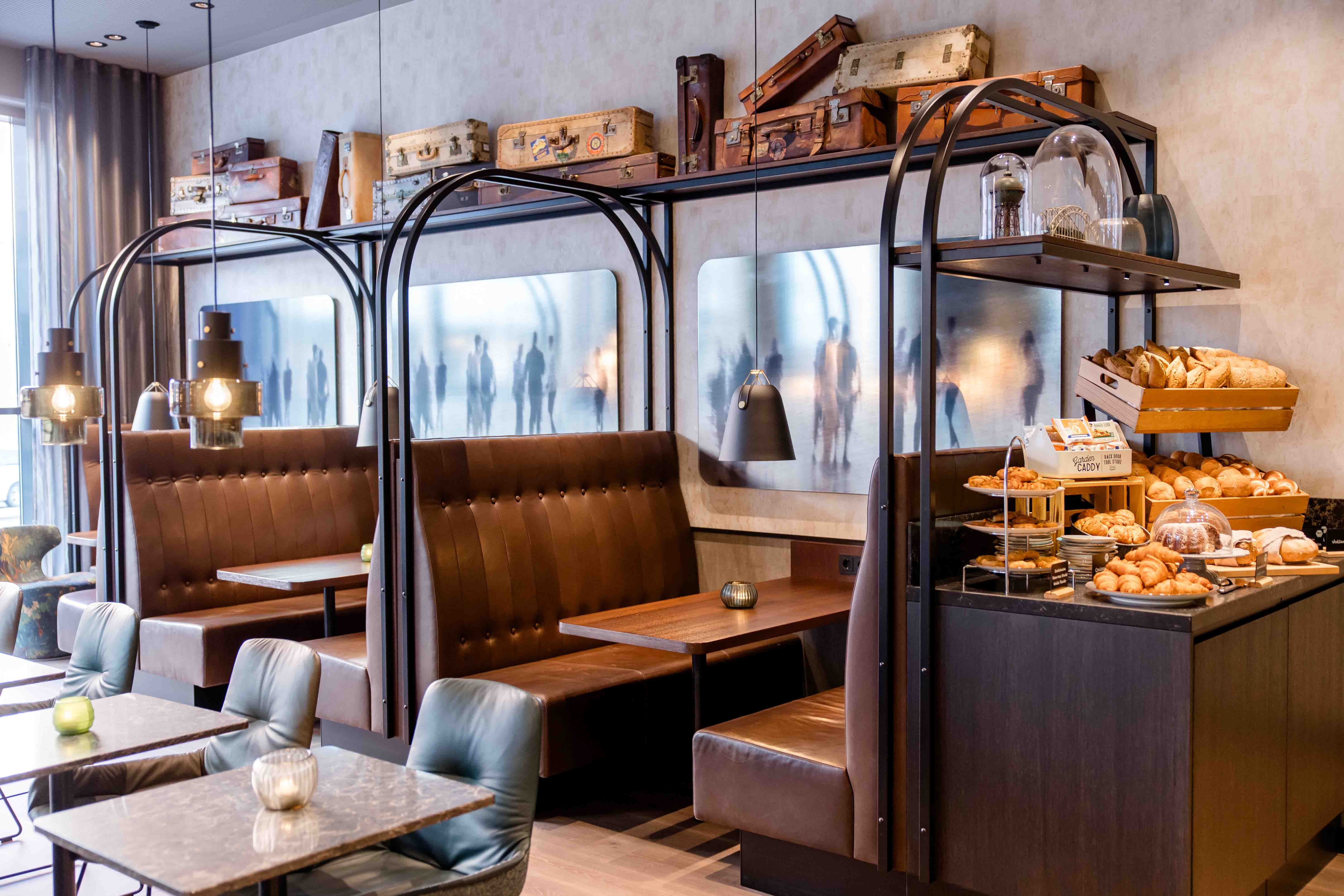 Designhotel Nürnberg City Motel One Frühstücksbereich mit Sitzgelegenheiten und Buffet