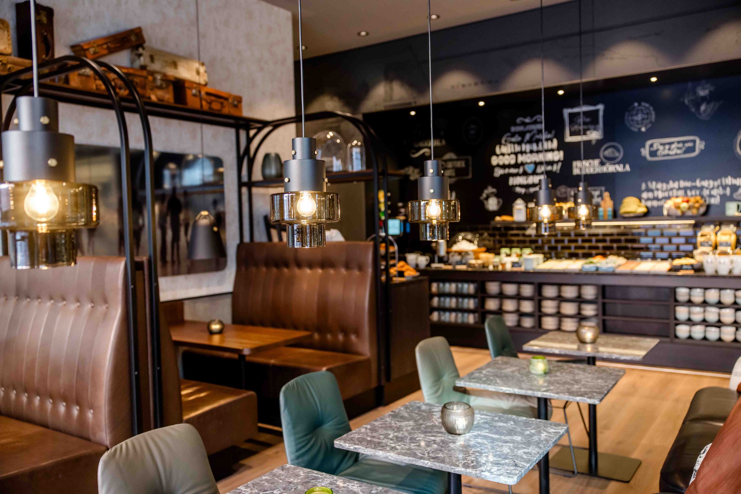 Designhotel Nürnberg City Motel One Frühstück Buffet und Sitzgelegenheiten