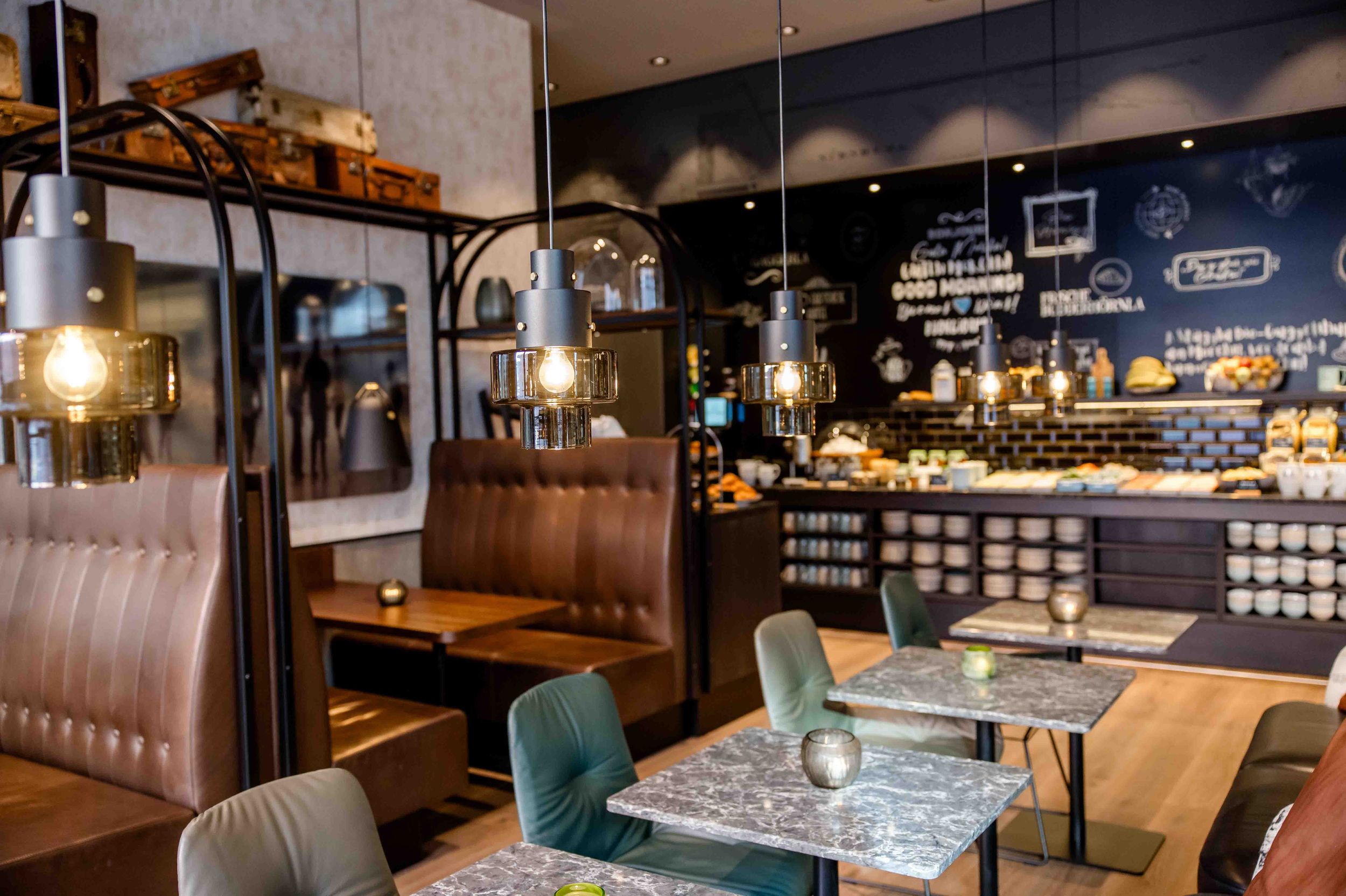 Designhotel Nürnberg City Motel One Frühstück Buffet und Sitzgelegenheiten