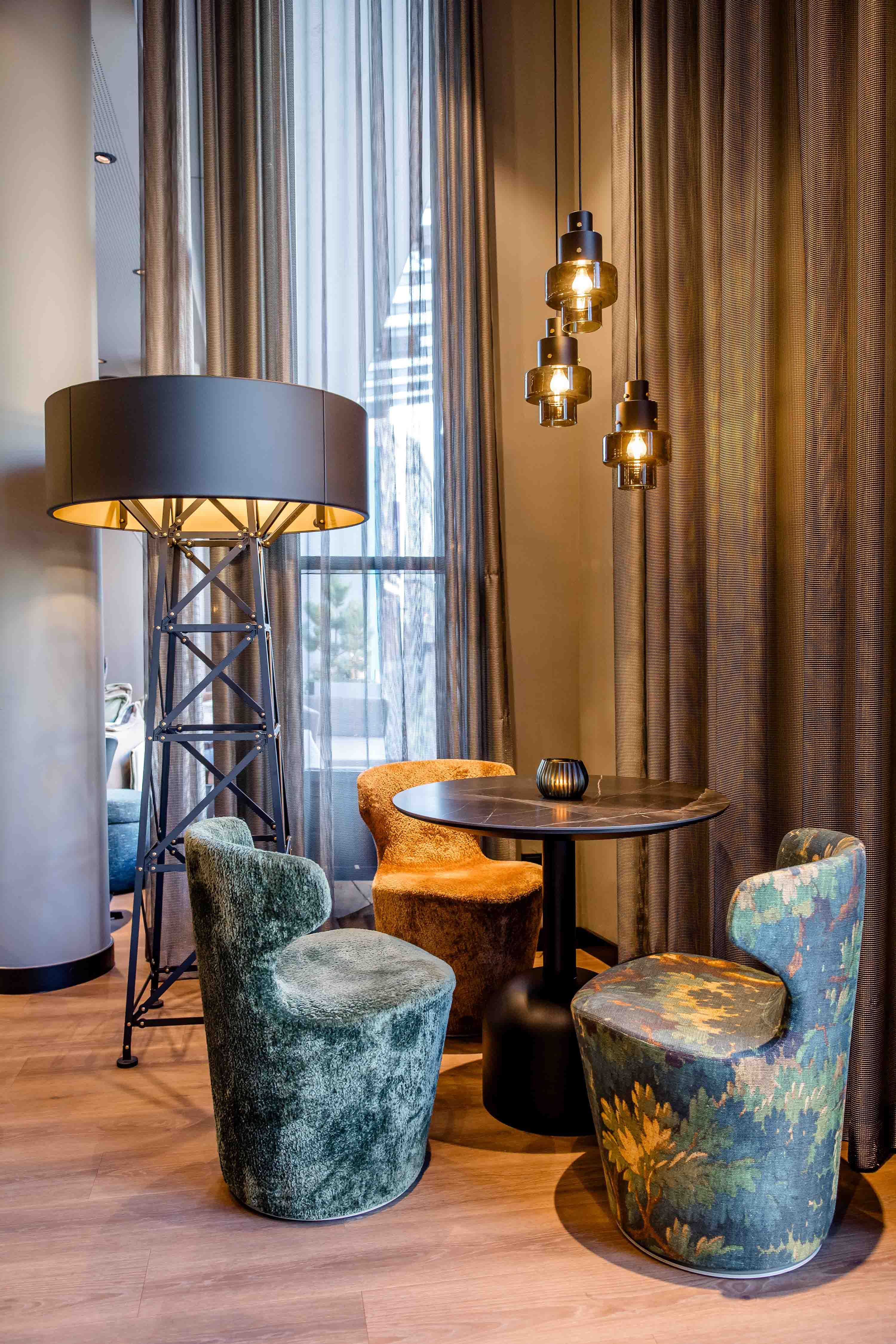 Designhotel Nürnberg City Motel One Sitzgruppe mit Tisch und drei Sesseln