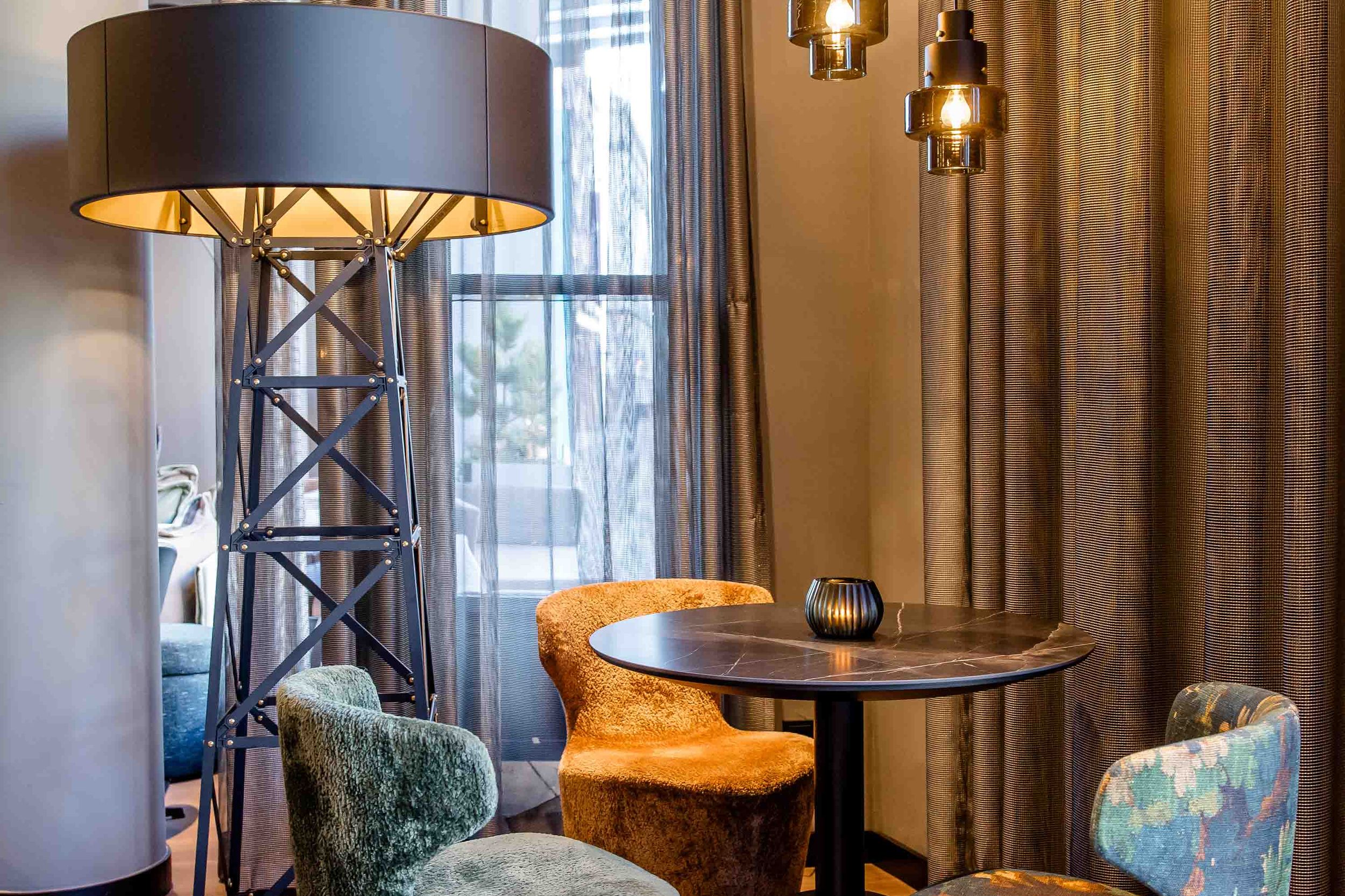 designhotel Nuremberg City Motel One seating area with table and three armchairs