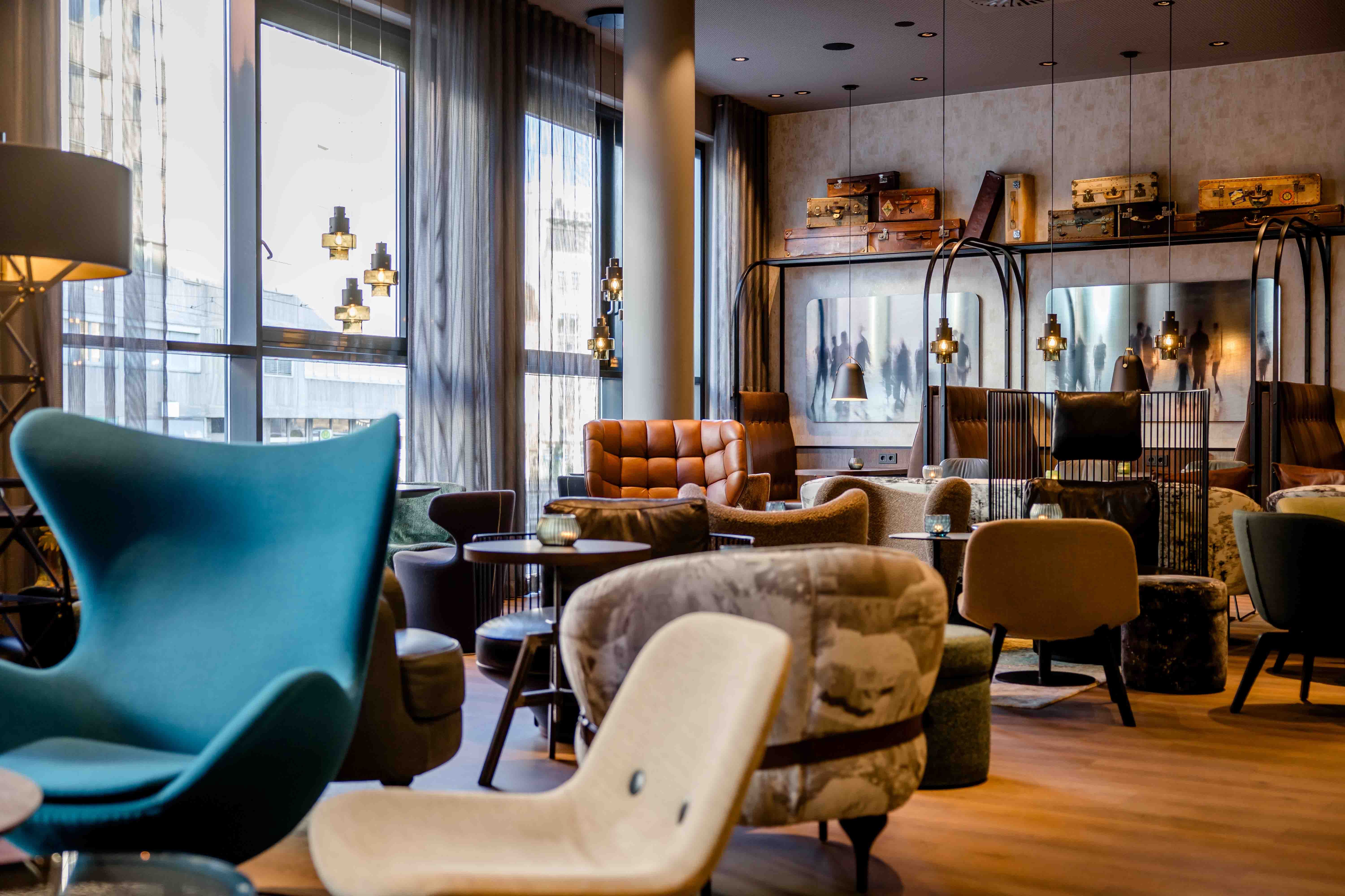 Designhotel Nürnberg City Motel One Lounge mit Egg Chair, Sesseln und Couch
