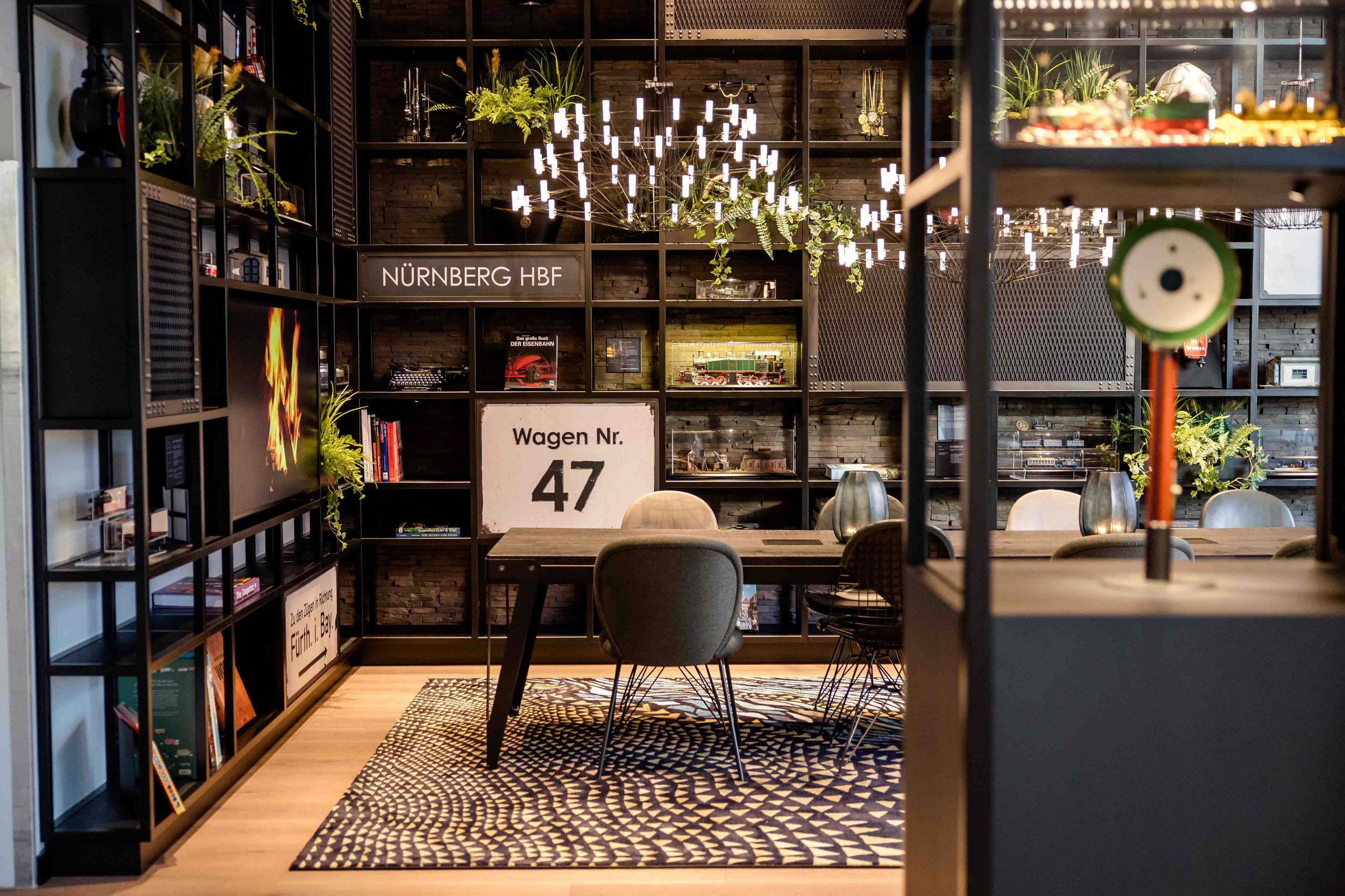 Designhotel Nürnberg City Motel One Meetingraum mit Tischen und Stühlen