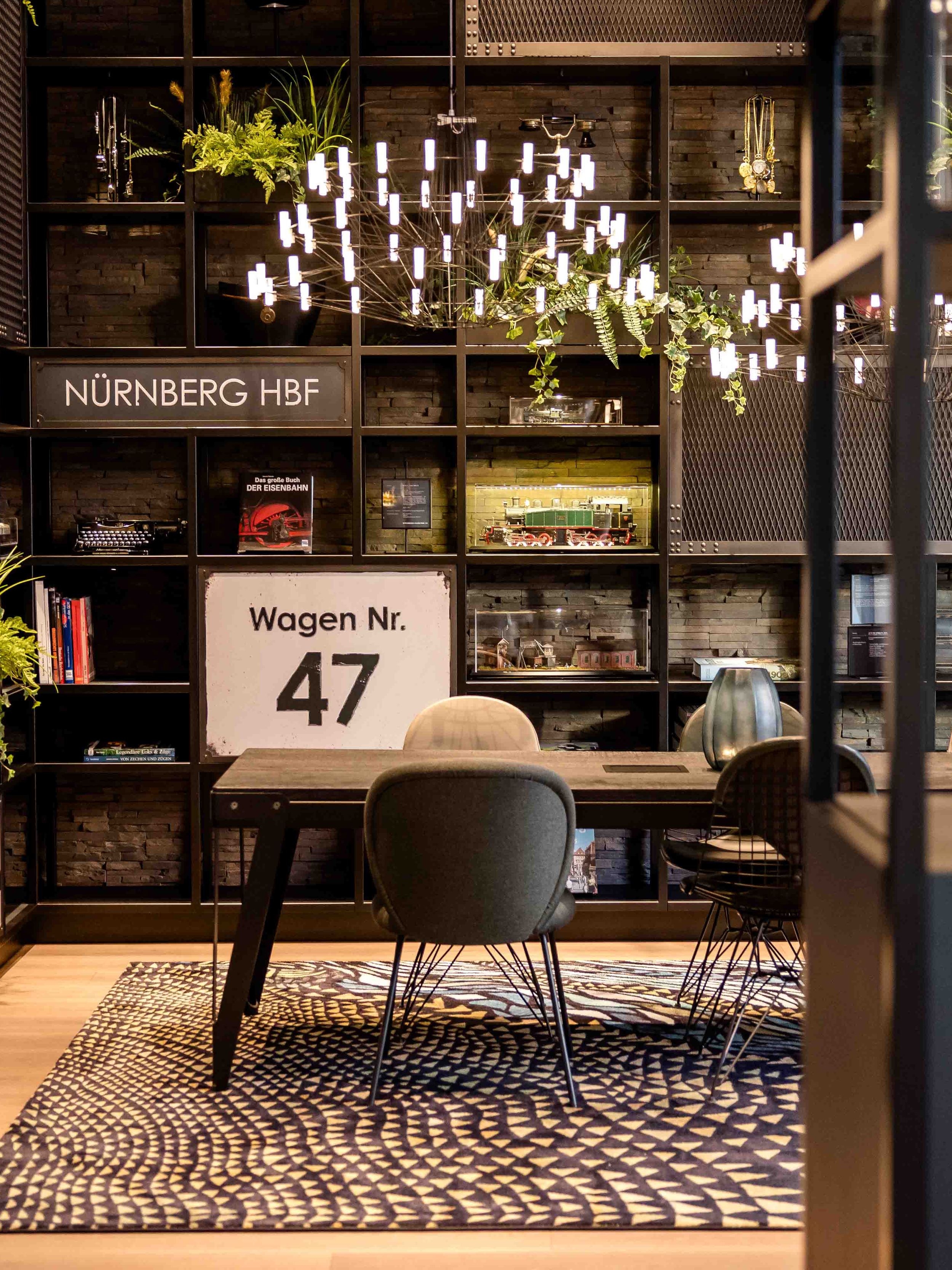 Designhotel Nürnberg City Motel One Meetingraum mit Tischen und Stühlen