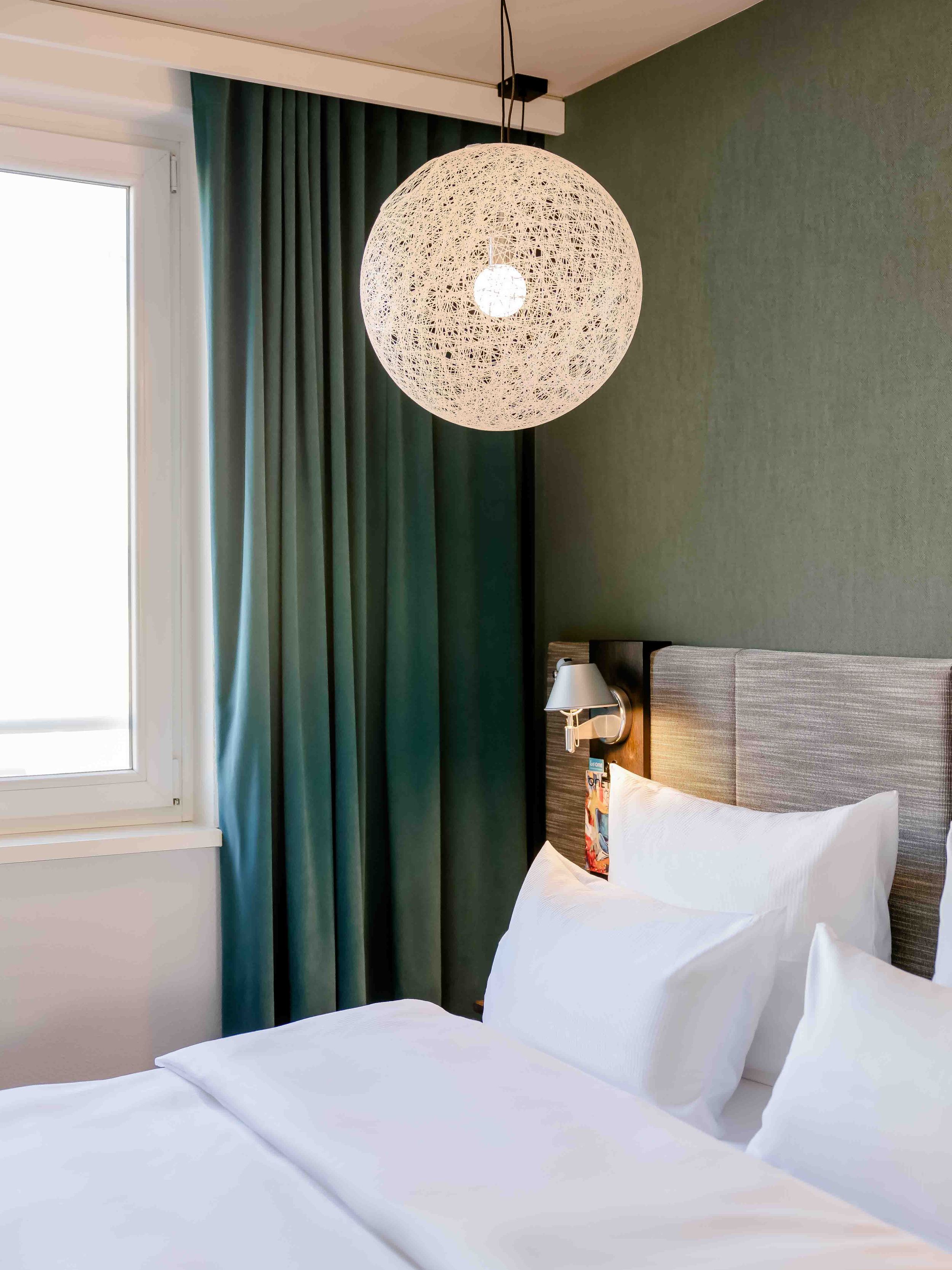 Designhotel Nürnberg City Motel One Zimmer mit Blick auf Doppelbett