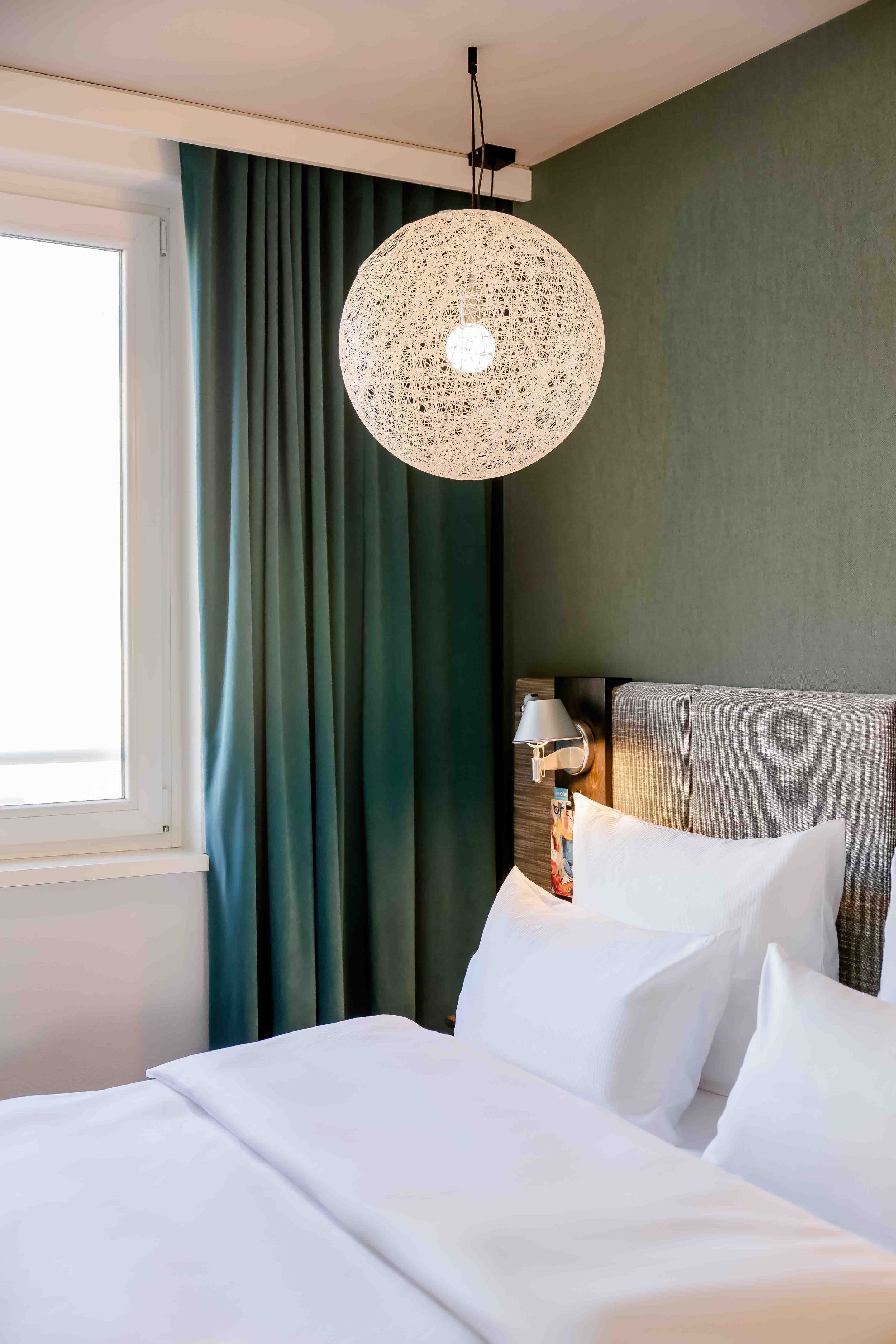 Designhotel Nürnberg City Motel One Zimmer mit Blick auf Doppelbett