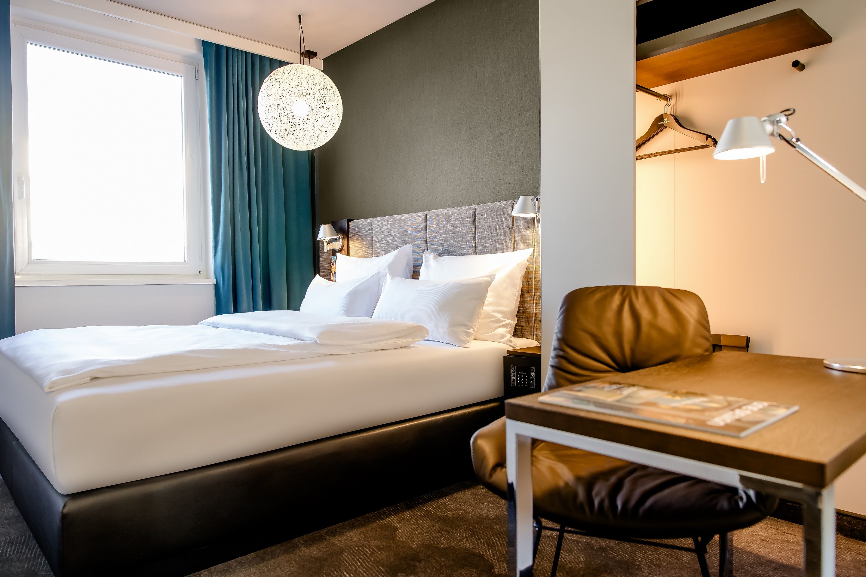 Designhotel Nürnberg City Motel One Blick in Doppelzimmer mit Schreibtisch, Sessel sowie komfortablem Bett