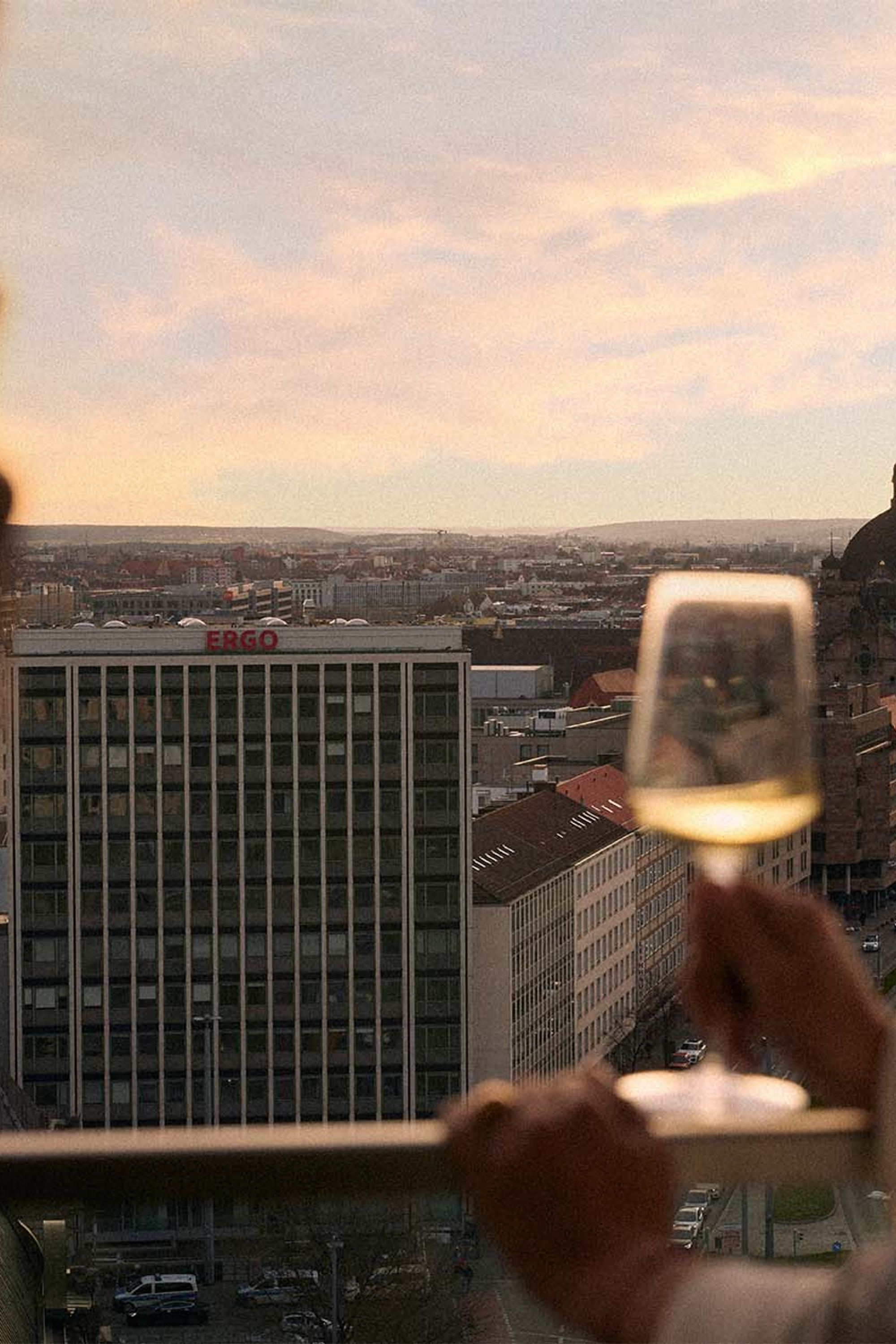 Designhotel Nürnberg The Cloud One Personen mit Weinglas auf Terrasse mit Aussicht