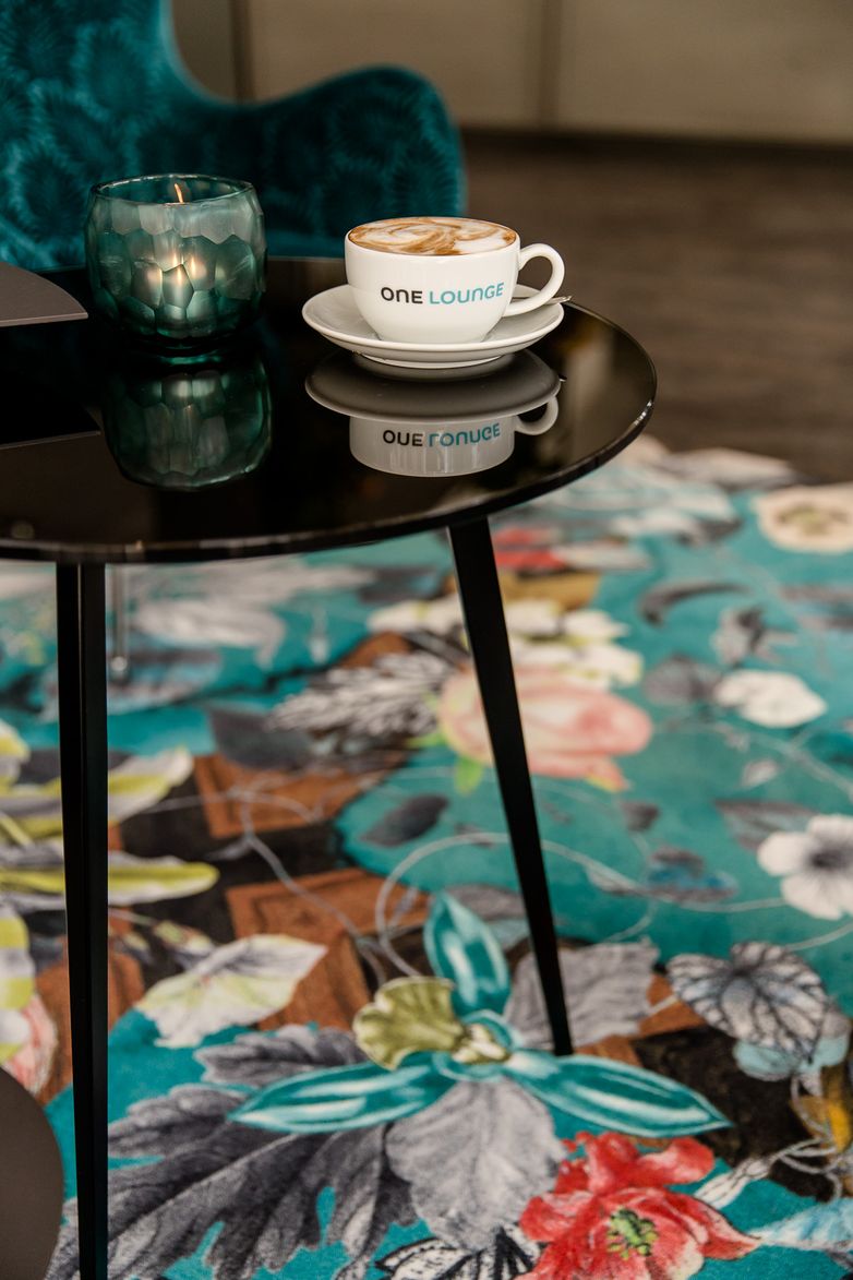Hotel Paris Porte Dorée Motel One Nahaufnahme Tisch mit Kaffeetasse