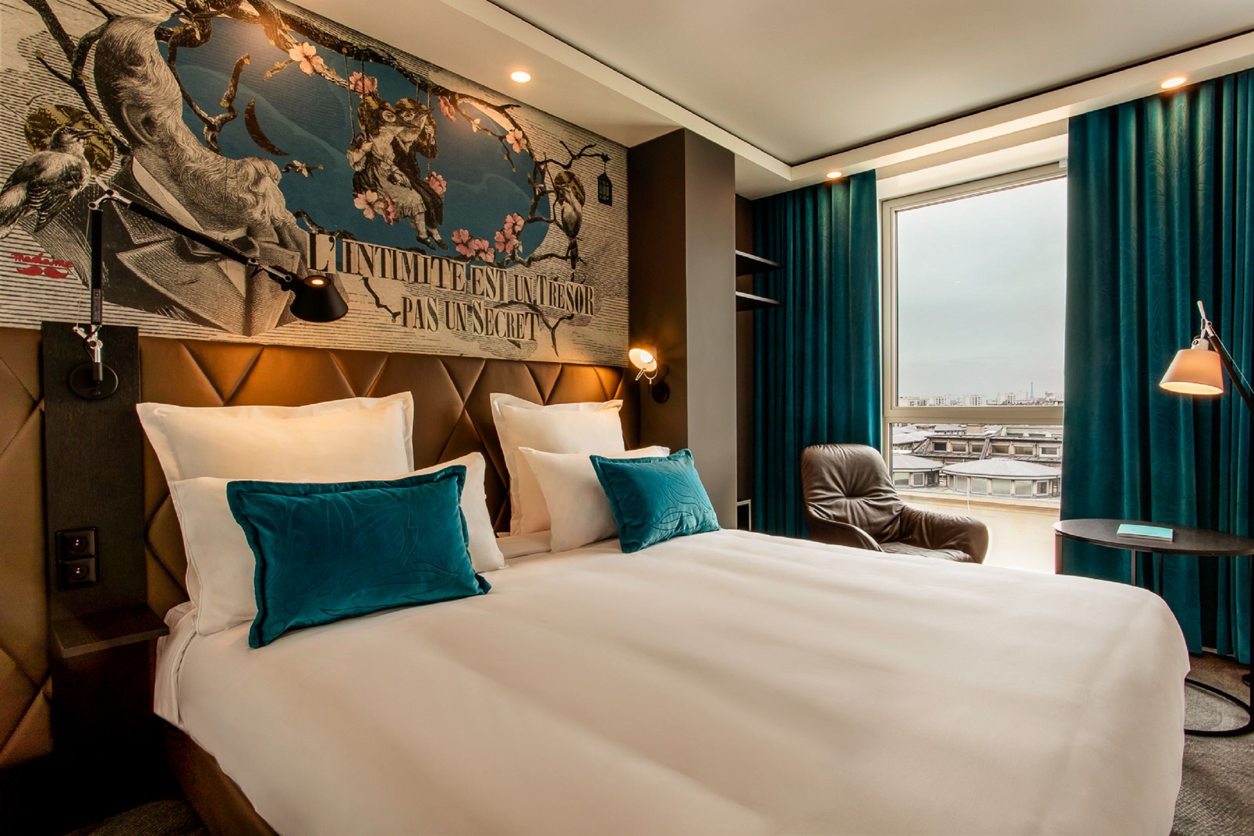 designhotel Paris Porte Dorée Motel One room with a view, double bed and decorative cushions