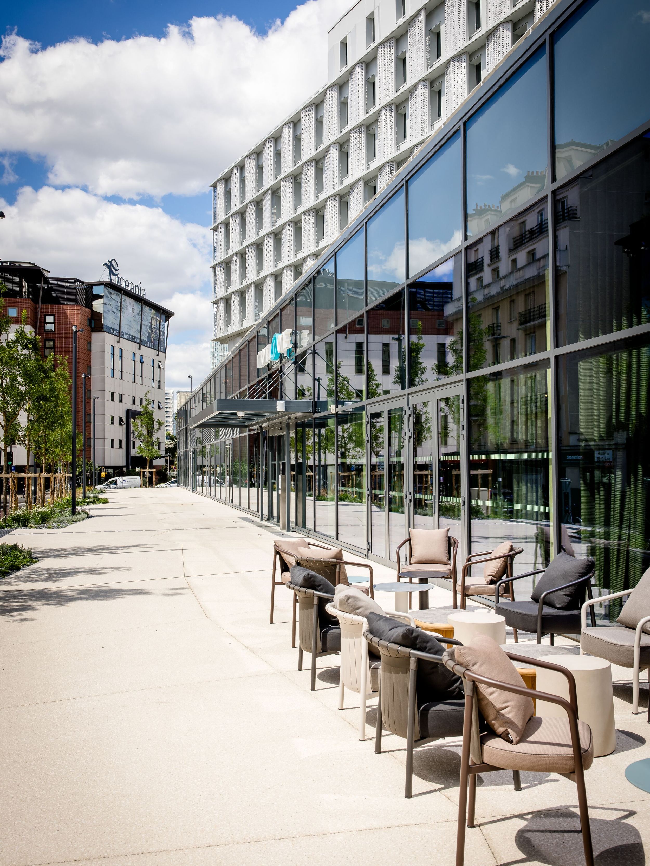 Design Hotel Paris Porte de Versailles Motel One Blick von außen auf das große Gebäude
