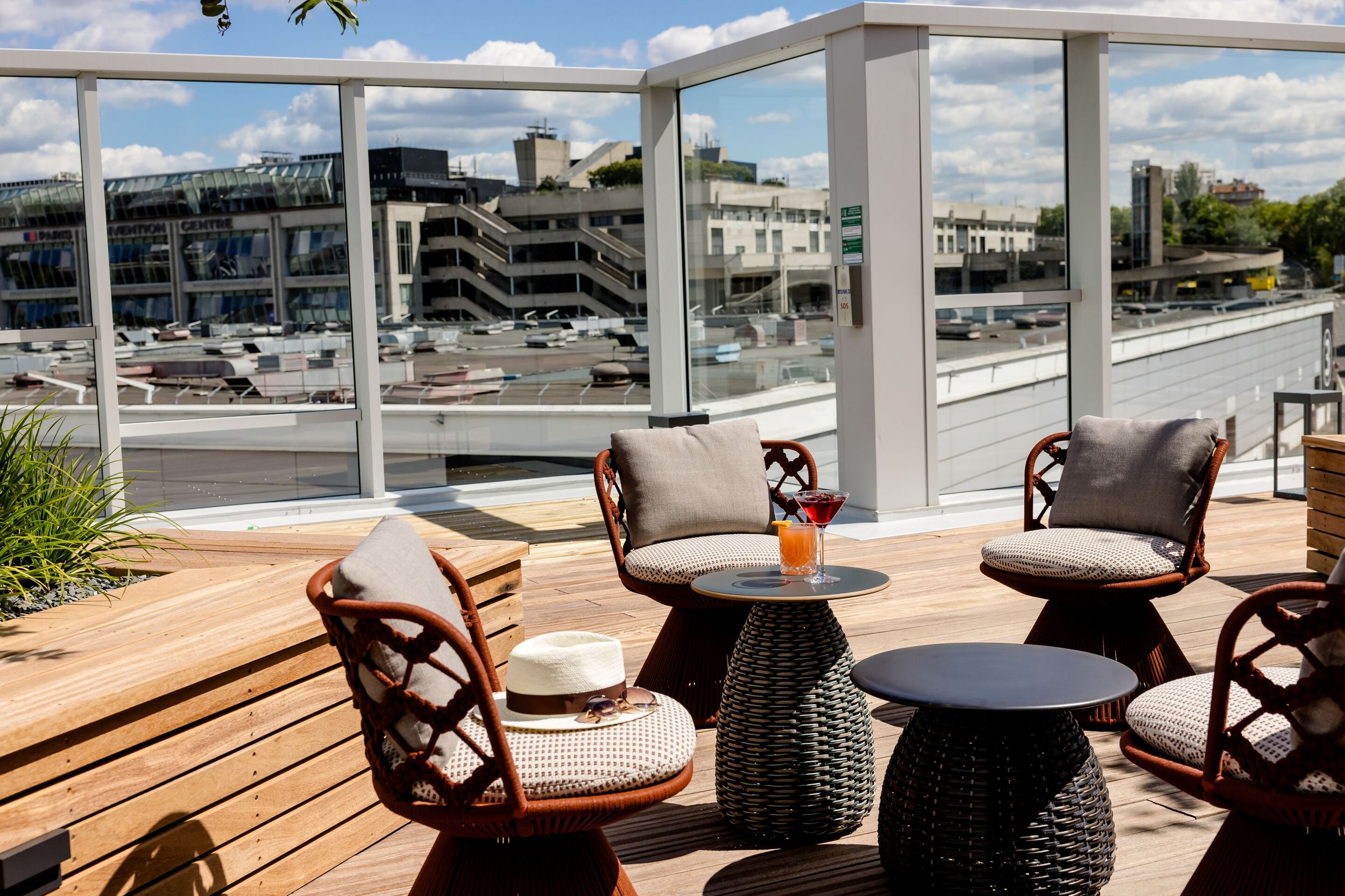 Designhotel Paris Porte de Versailles Motel One Dachterrasse Rooftop Bar Sitzgelegenheiten und Drinks