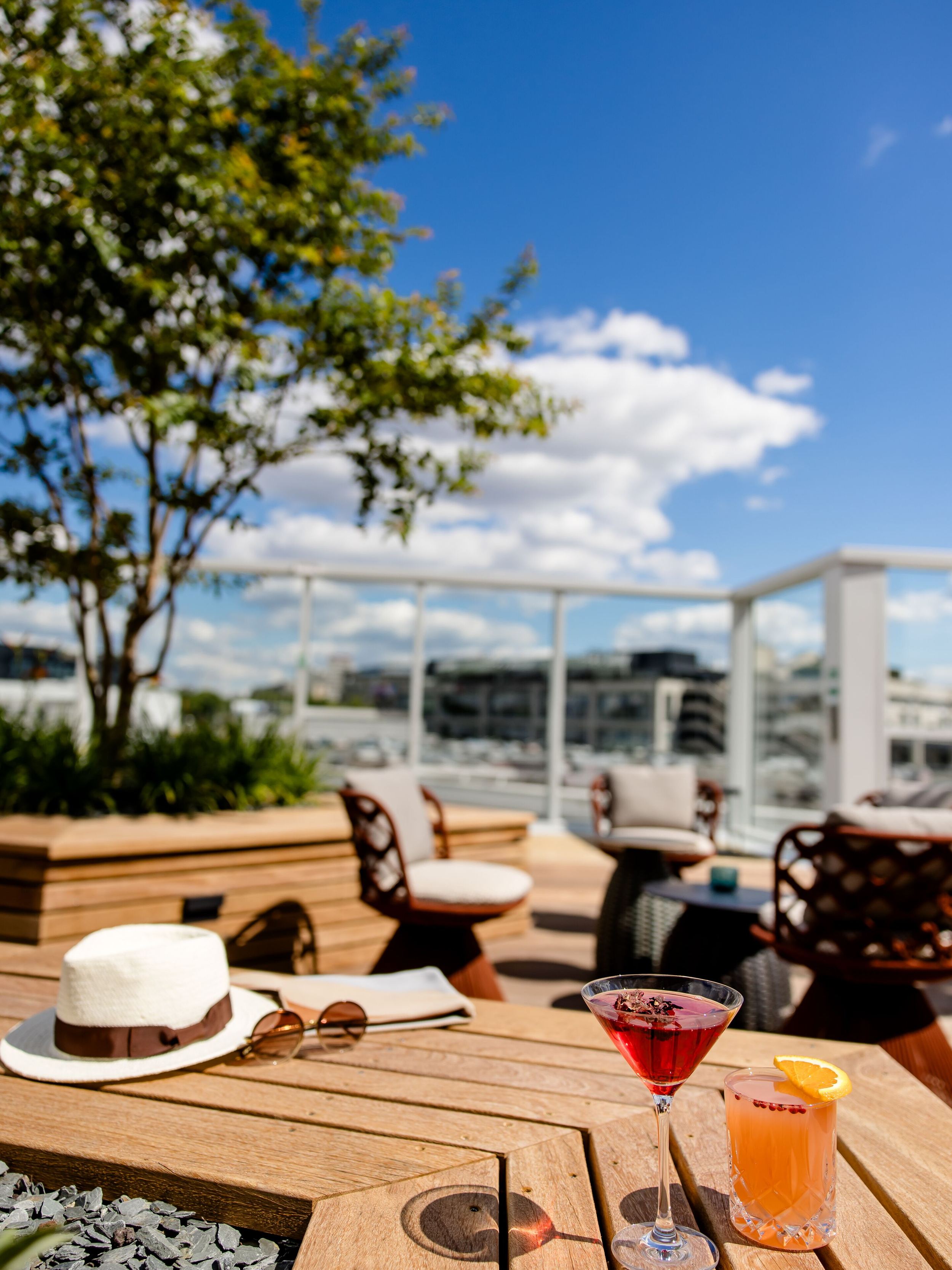 Designhotel Paris Porte de Versailles Motel One Rooftop Terrasse mit Drinks und Aussicht über die Stadt