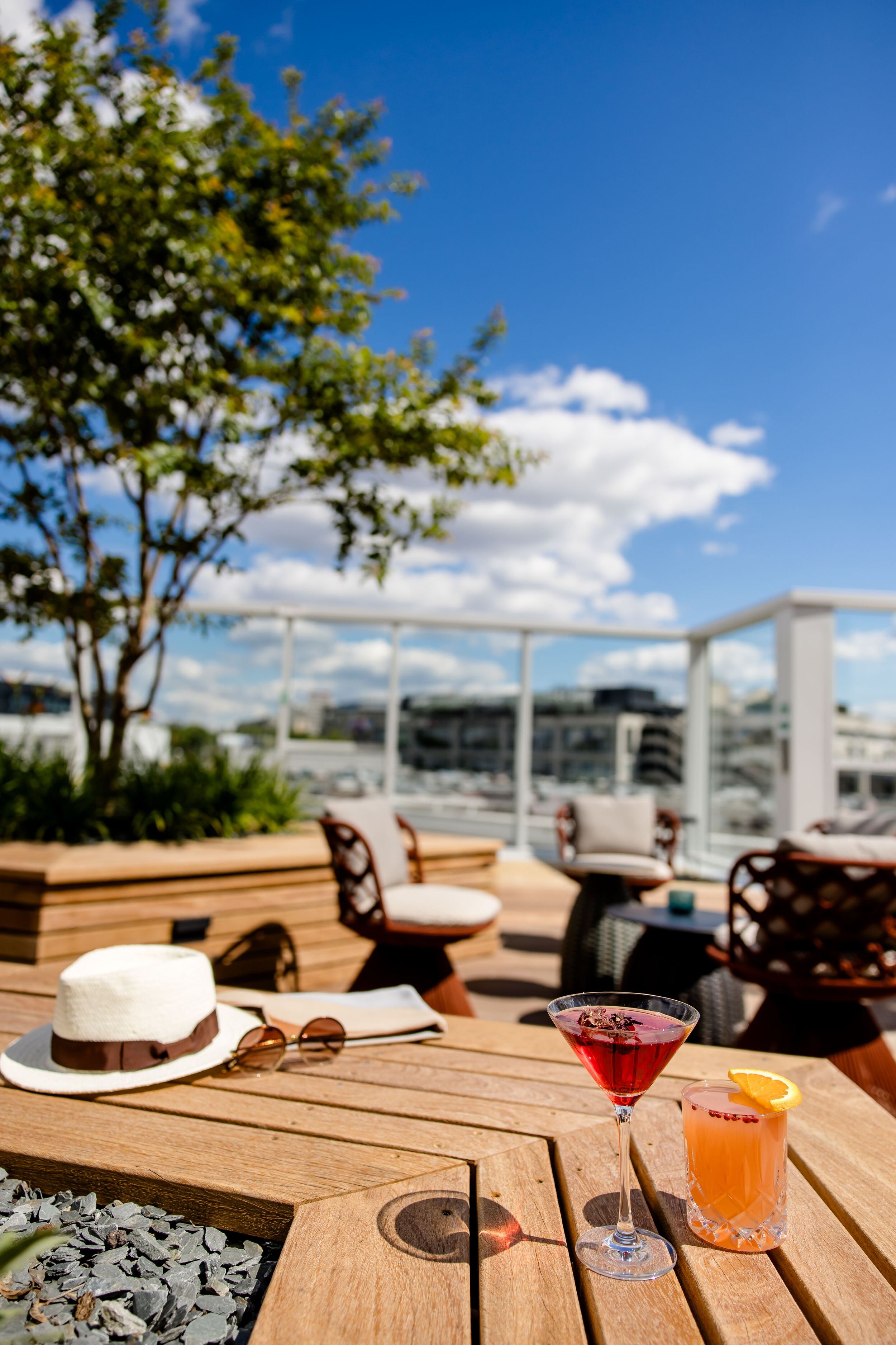 Designhotel Paris Porte de Versailles Motel One Rooftop Terrasse mit Drinks und Aussicht über die Stadt