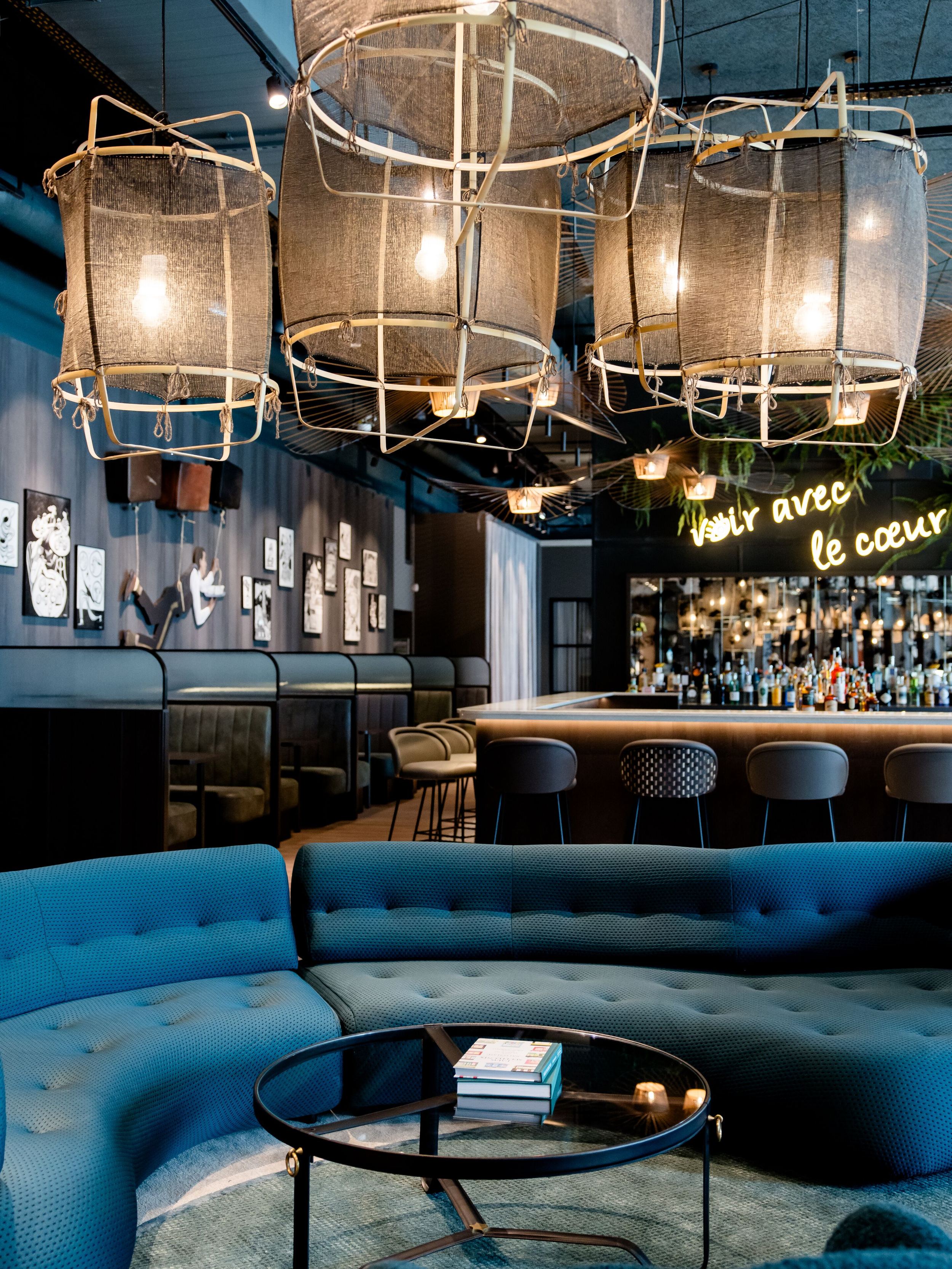 Hotel Paris Porte de Versailles Motel One Loungebereich mit großem runden Sofa