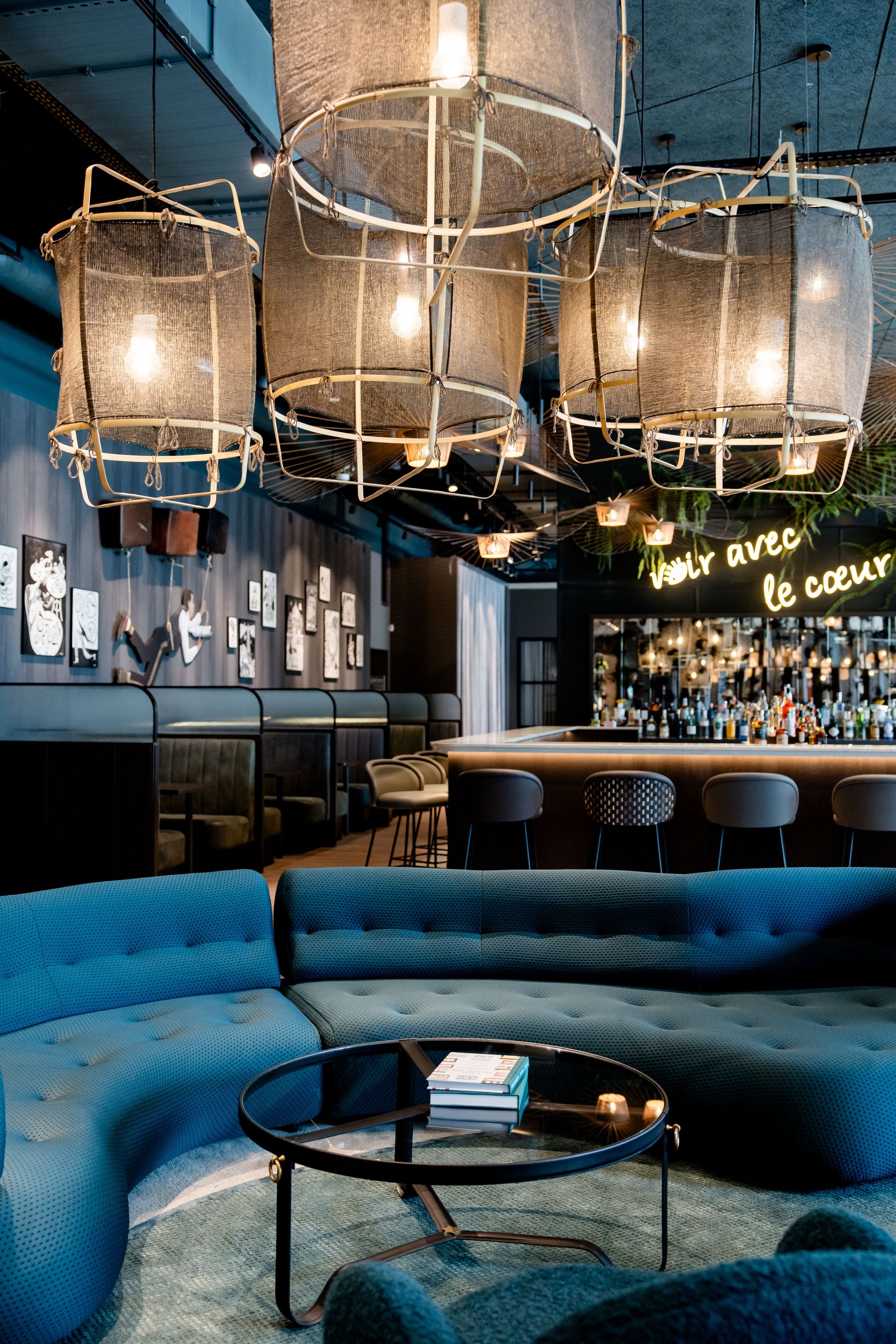 Hotel Paris Porte de Versailles Motel One Loungebereich mit großem runden Sofa